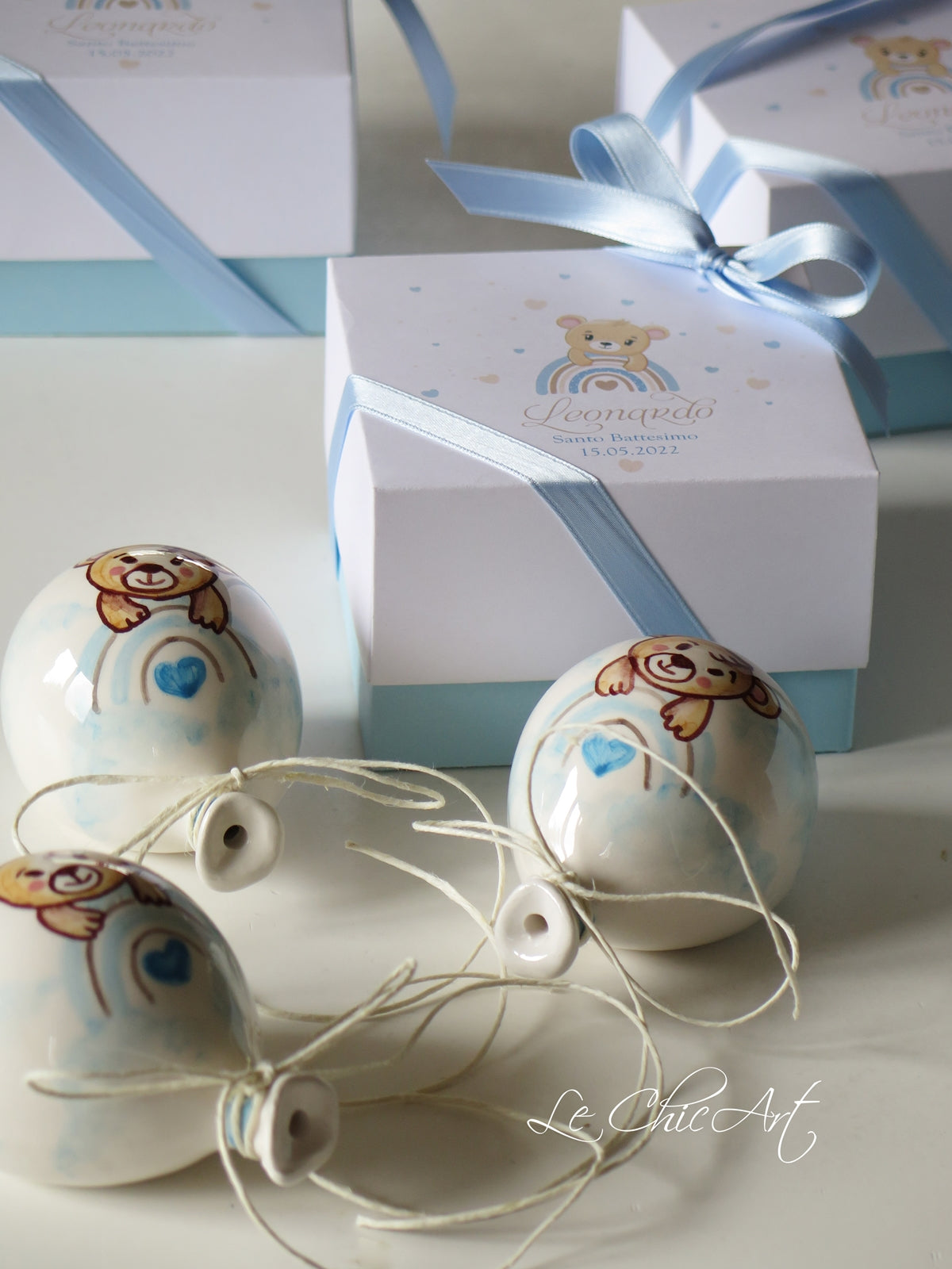 Bomboniera battesimo palloncino ceramica dipinto a mano con orsetto seduto su arcobaleno pastello e nome personalizzato - Set 10 pezzi artigianali Made in Italy 7x8cm