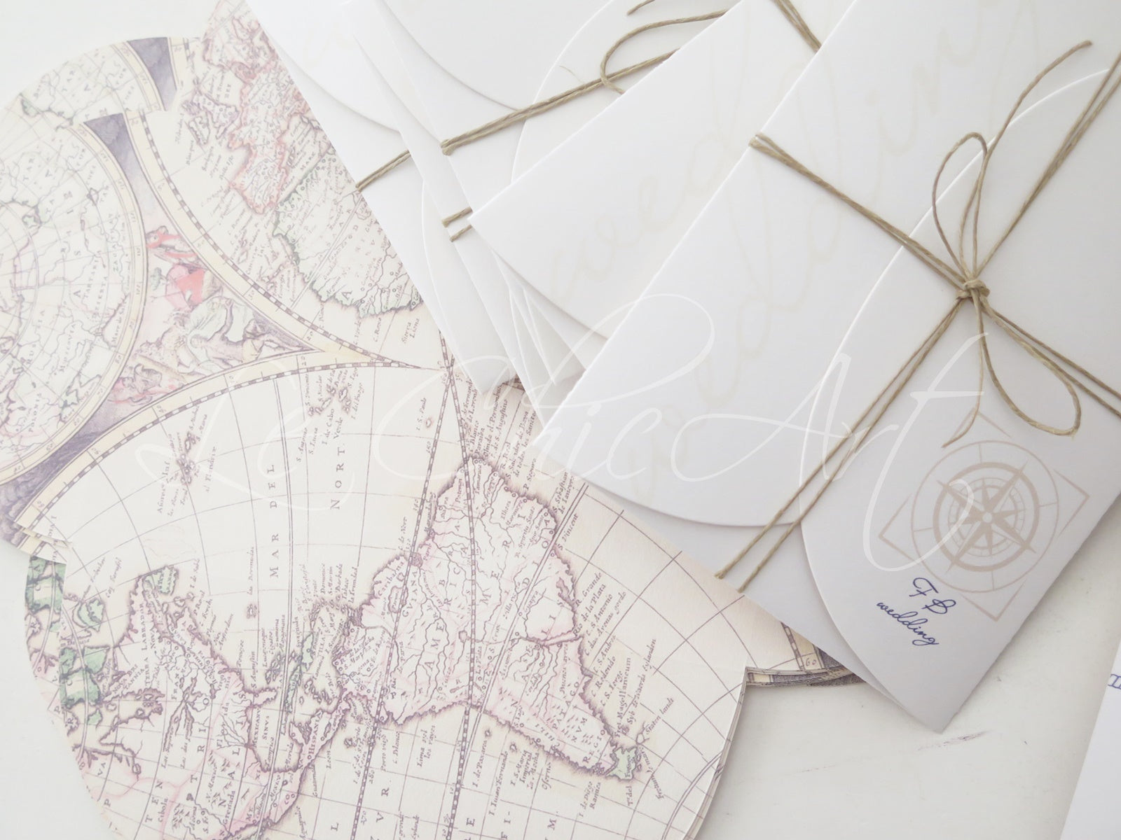 Dettaglio partecipazione matrimonio tema viaggi con mappa antica e decorazioni nautiche