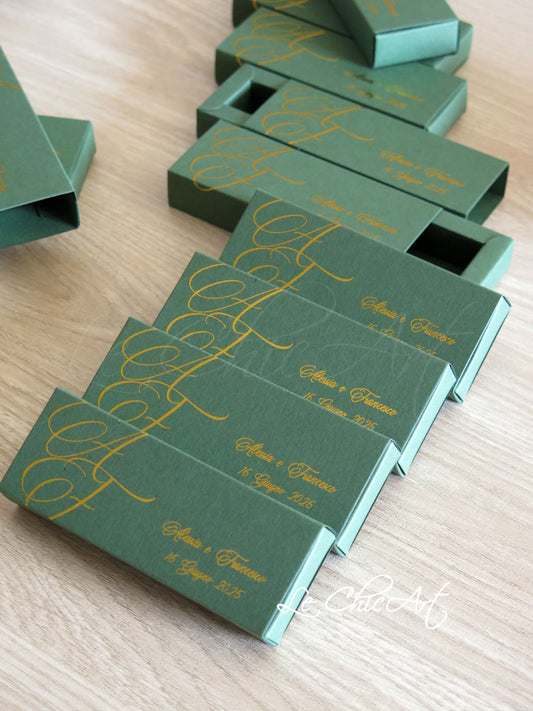 Scatole porta confetti verde bosco e oro lucido con iniziali personalizzate per matrimonio