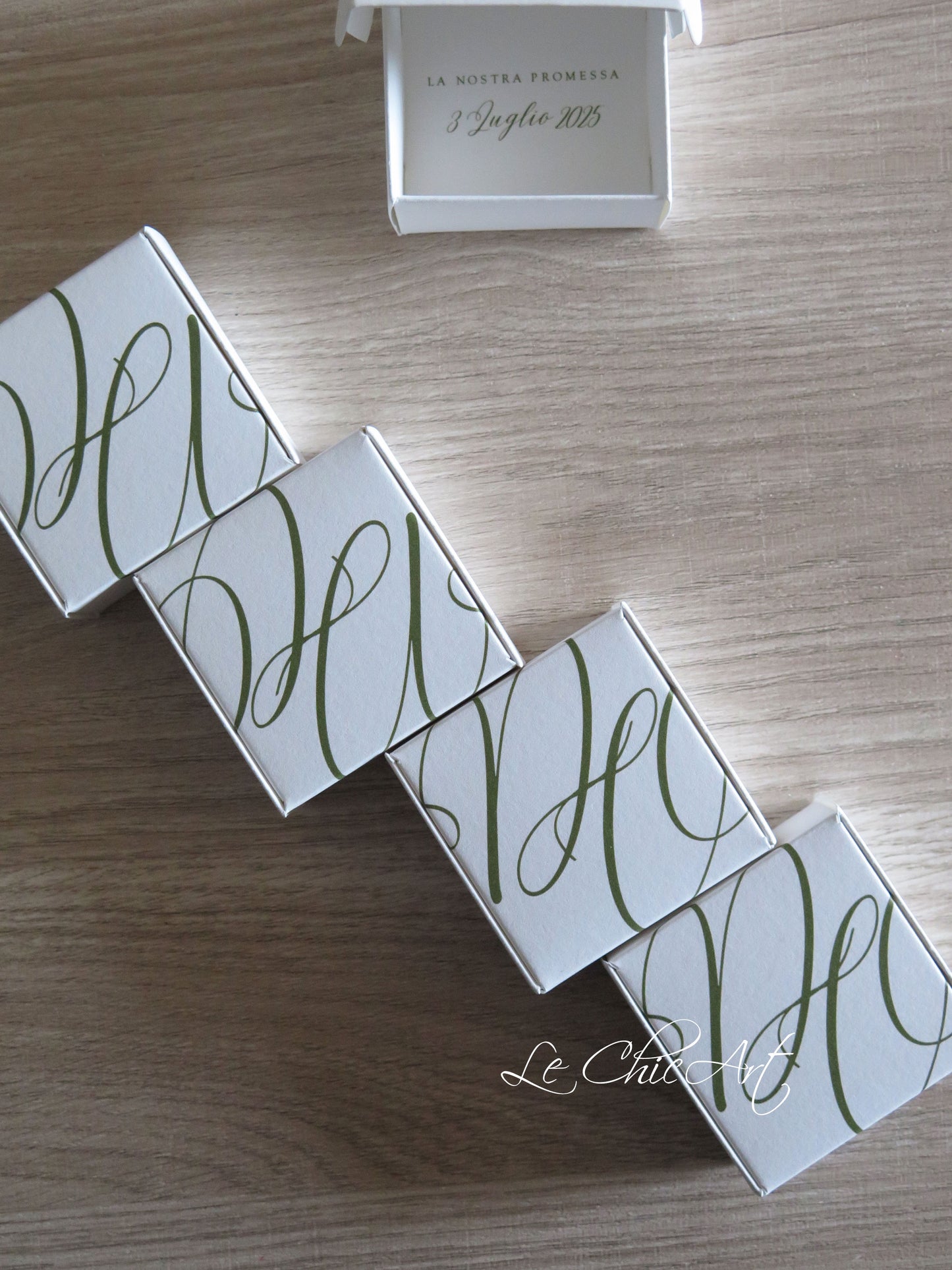 Scatole porta confetti verde oliva disposte elegantemente