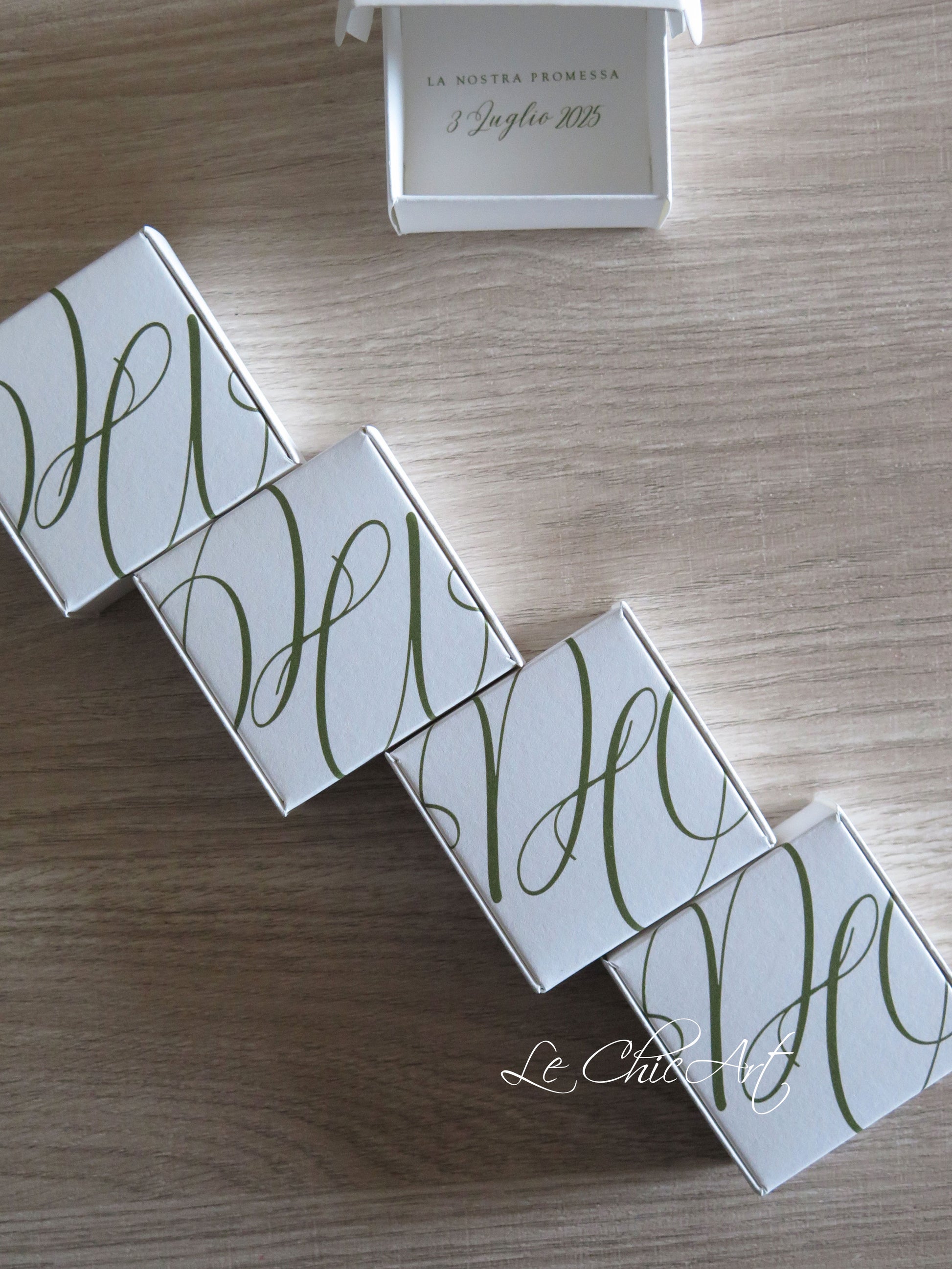 Scatole porta confetti verde oliva disposte elegantemente