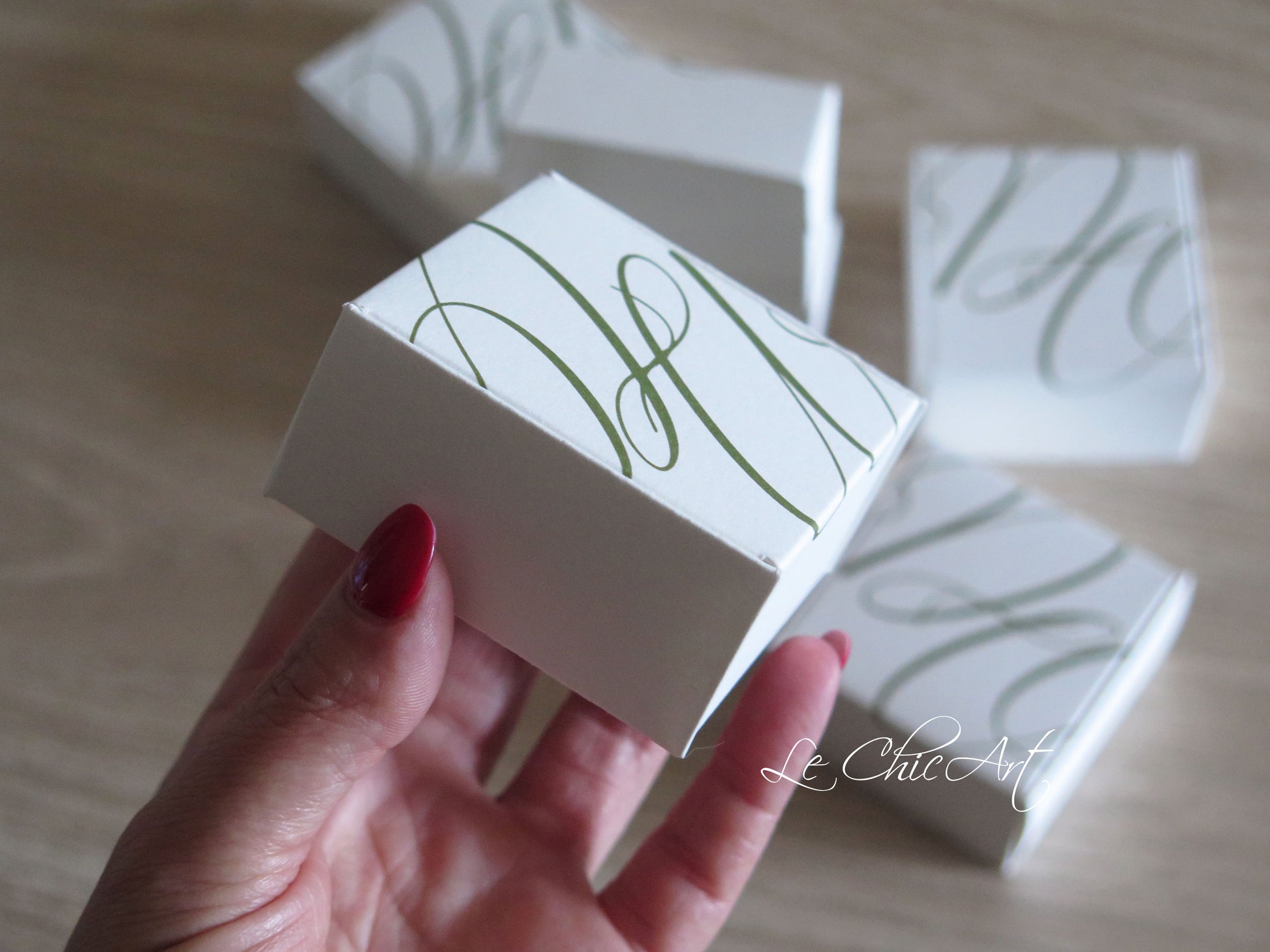Dettaglio scatole confetti verde oliva con iniziali personalizzate