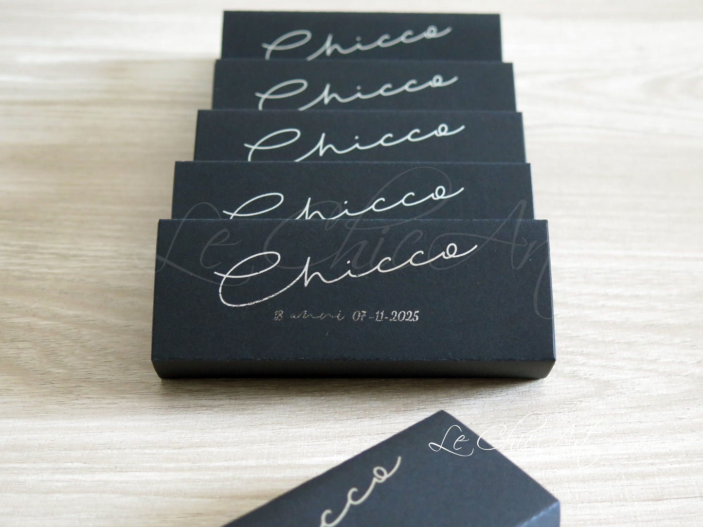 Set di scatole porta confetti nere con stampa argento lucido per 18° compleanno, sistema a sfilo elegante per ragazzi e ragazze