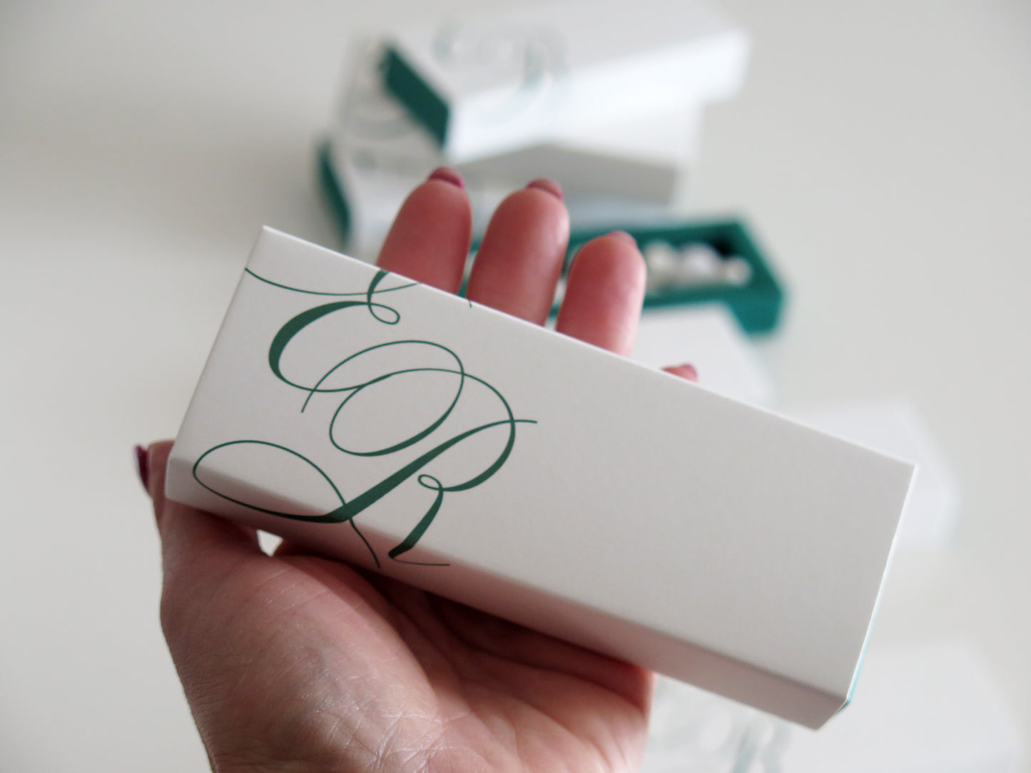 Scatole porta confetti mini sfilo verde inglese solo iniziali design minimalista