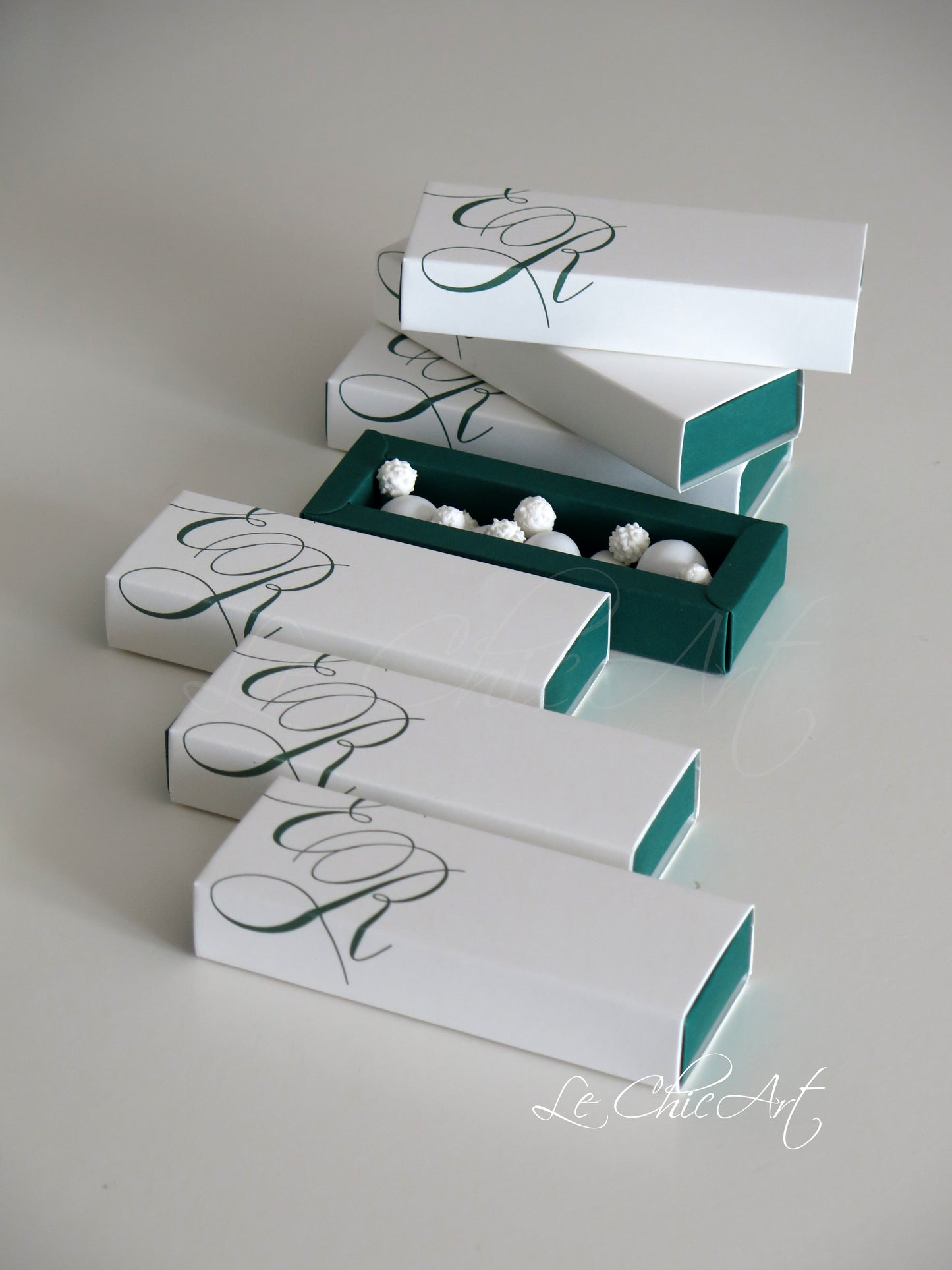 Dettaglio scatole porta confetti sfilo verde inglese personalizzate per bomboniere matrimonio