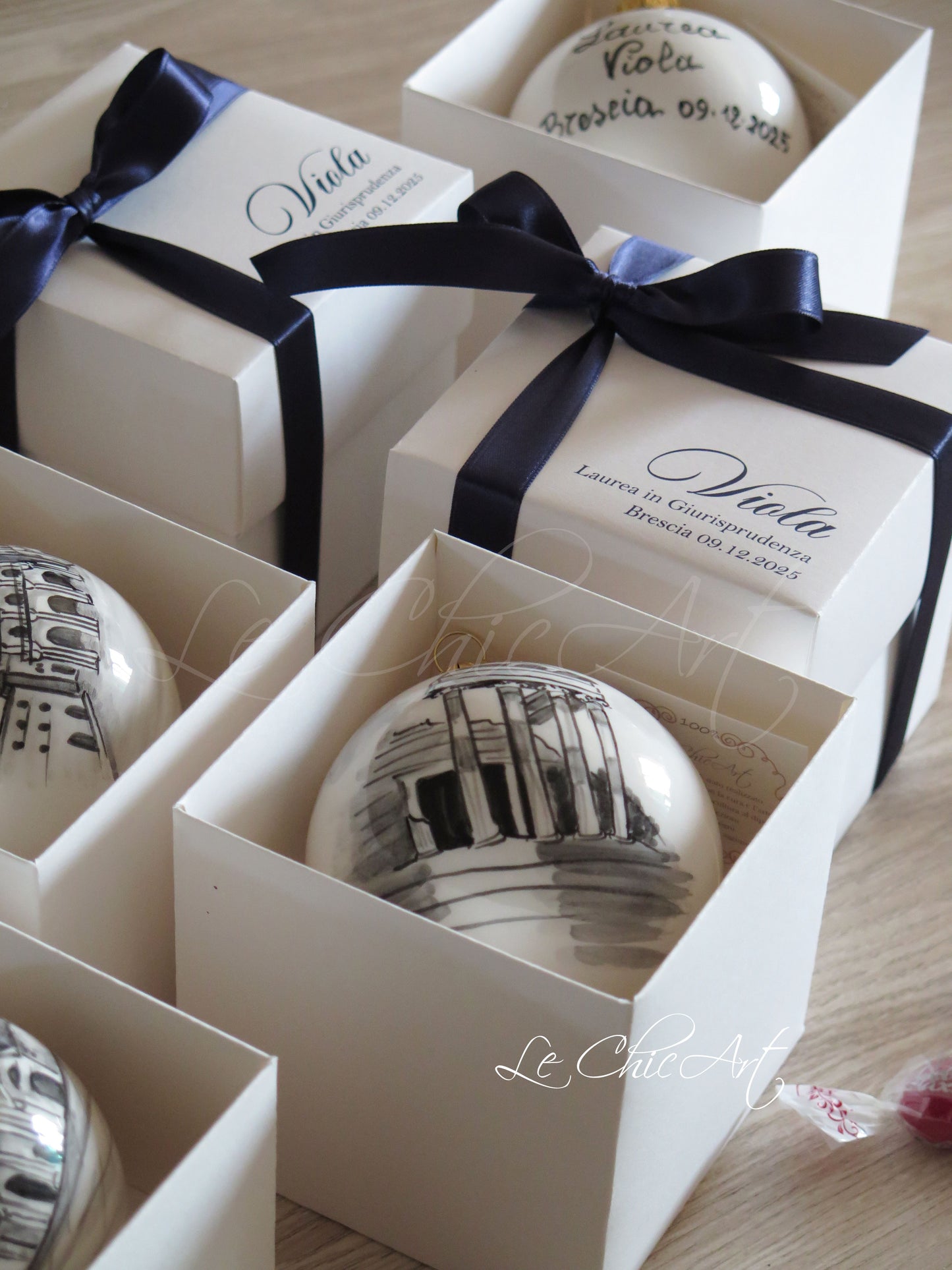 et bomboniere laurea palla ceramica Brescia in scatola artigianale – retro con nome laureanda e data dipinti a mano – confezione personalizzata nastro blu