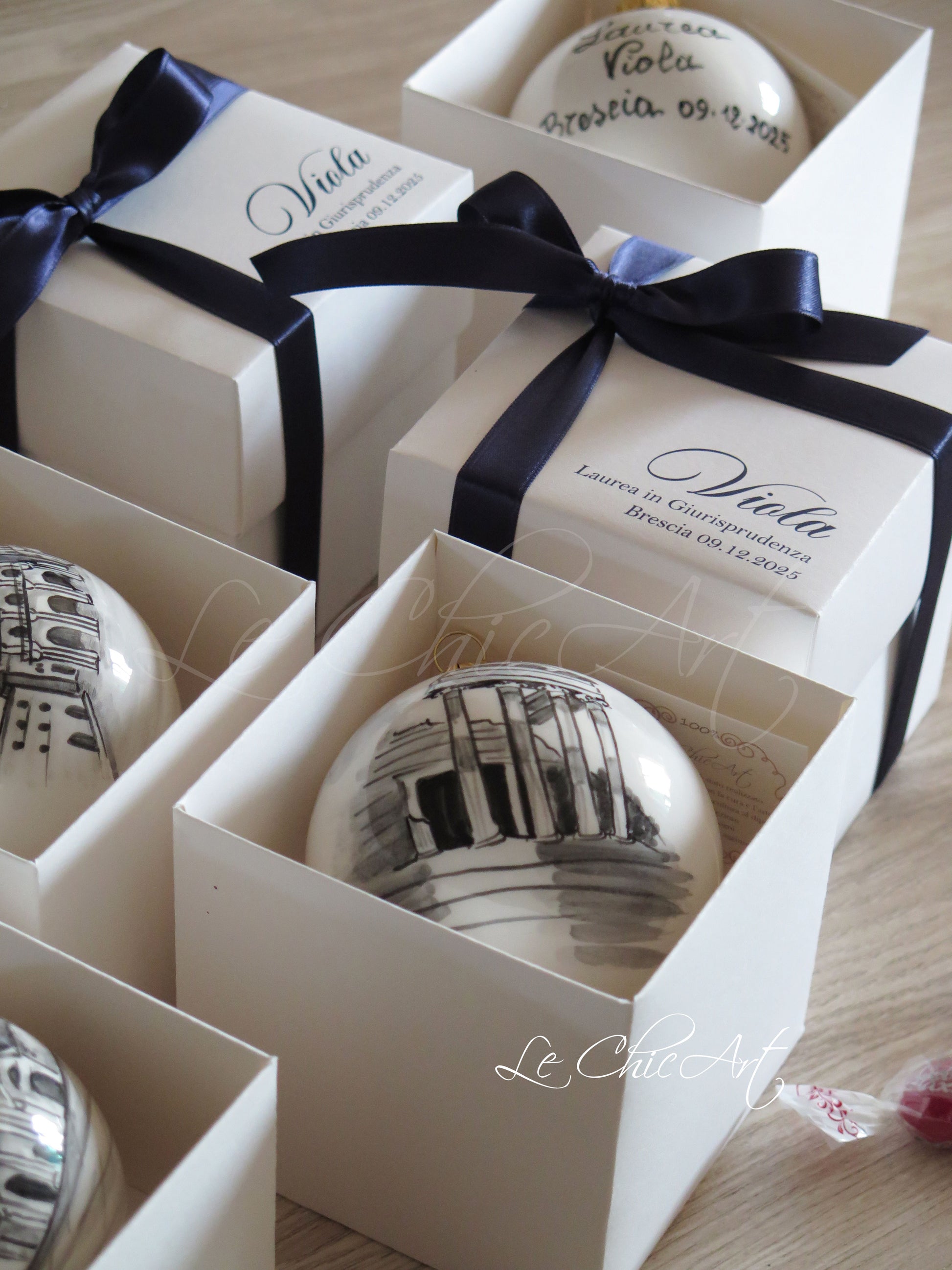 et bomboniere laurea palla ceramica Brescia in scatola artigianale – retro con nome laureanda e data dipinti a mano – confezione personalizzata nastro blu