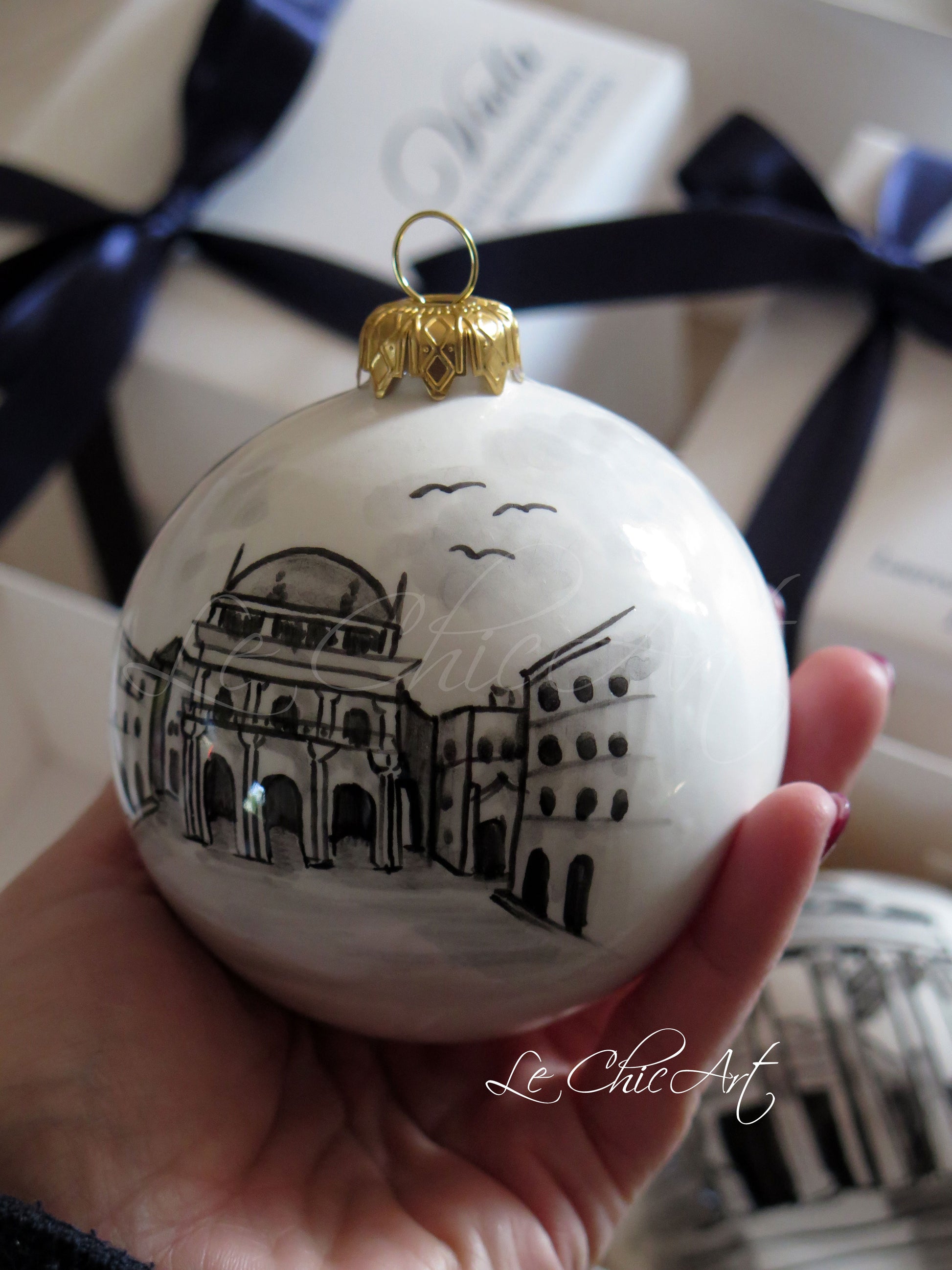 Palla ceramica 8cm con Loggia di Brescia dipinta a mano dettaglio close-up – bomboniera laurea personalizzata con nome e data – Le ChicArt