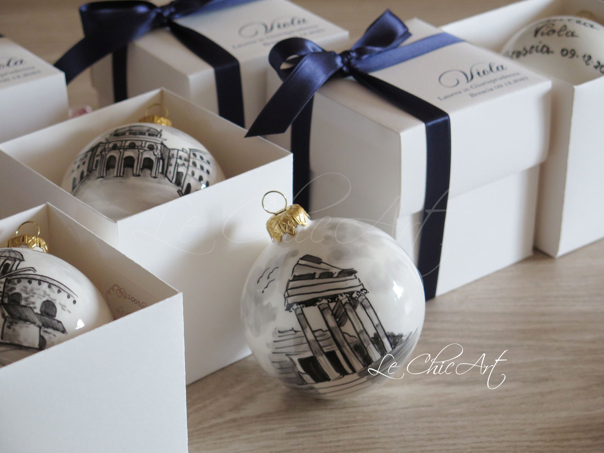Palla ceramica con Capitolium di Brescia dipinto a mano in primo piano – bomboniera laurea luxury con scatola regalo personalizzata – Le ChicArt