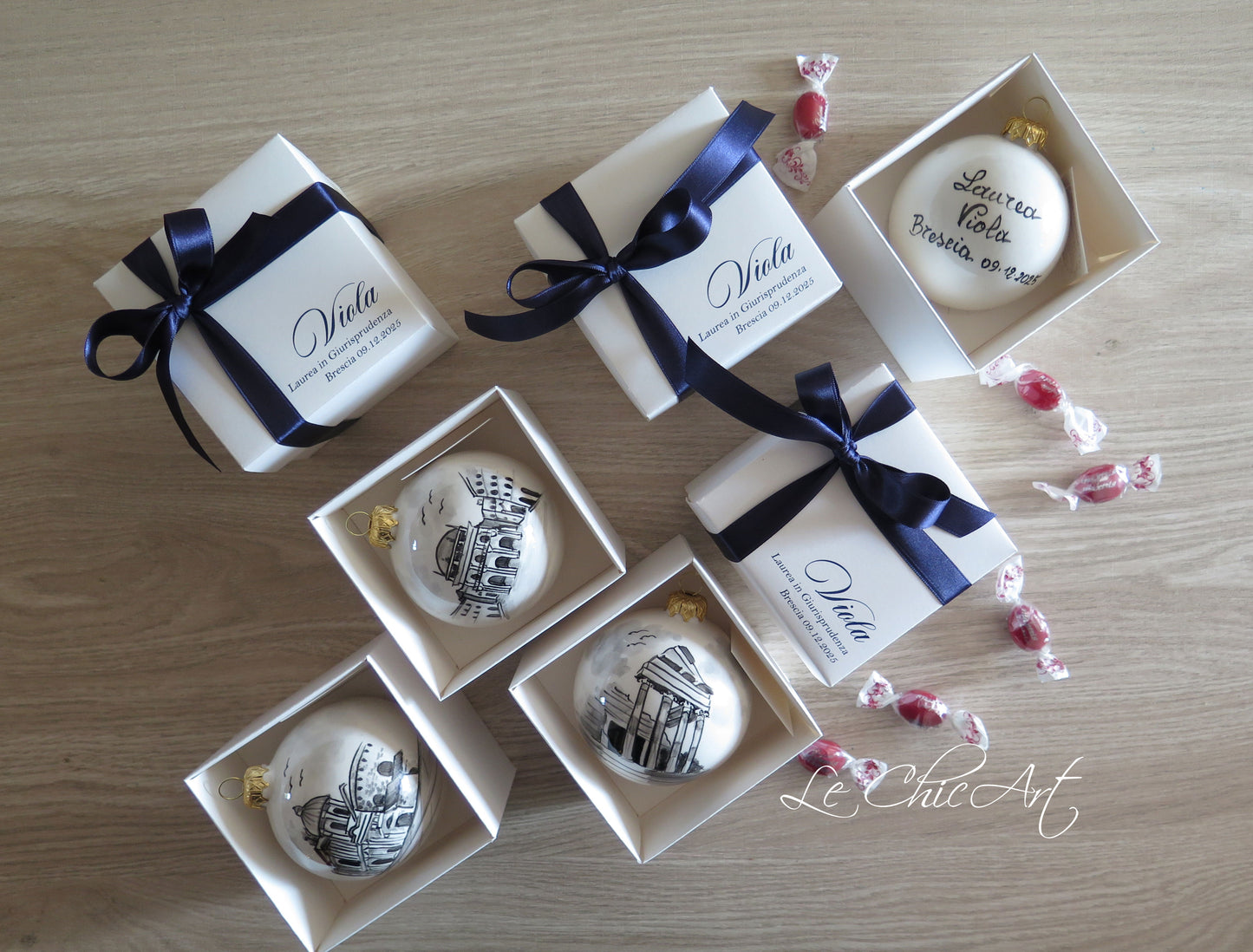 bomboniere laurea palla ceramica dipinta a mano monumenti Brescia Duomo Loggia Capitolium con scatola regalo nastro blu navy – Le ChicArt