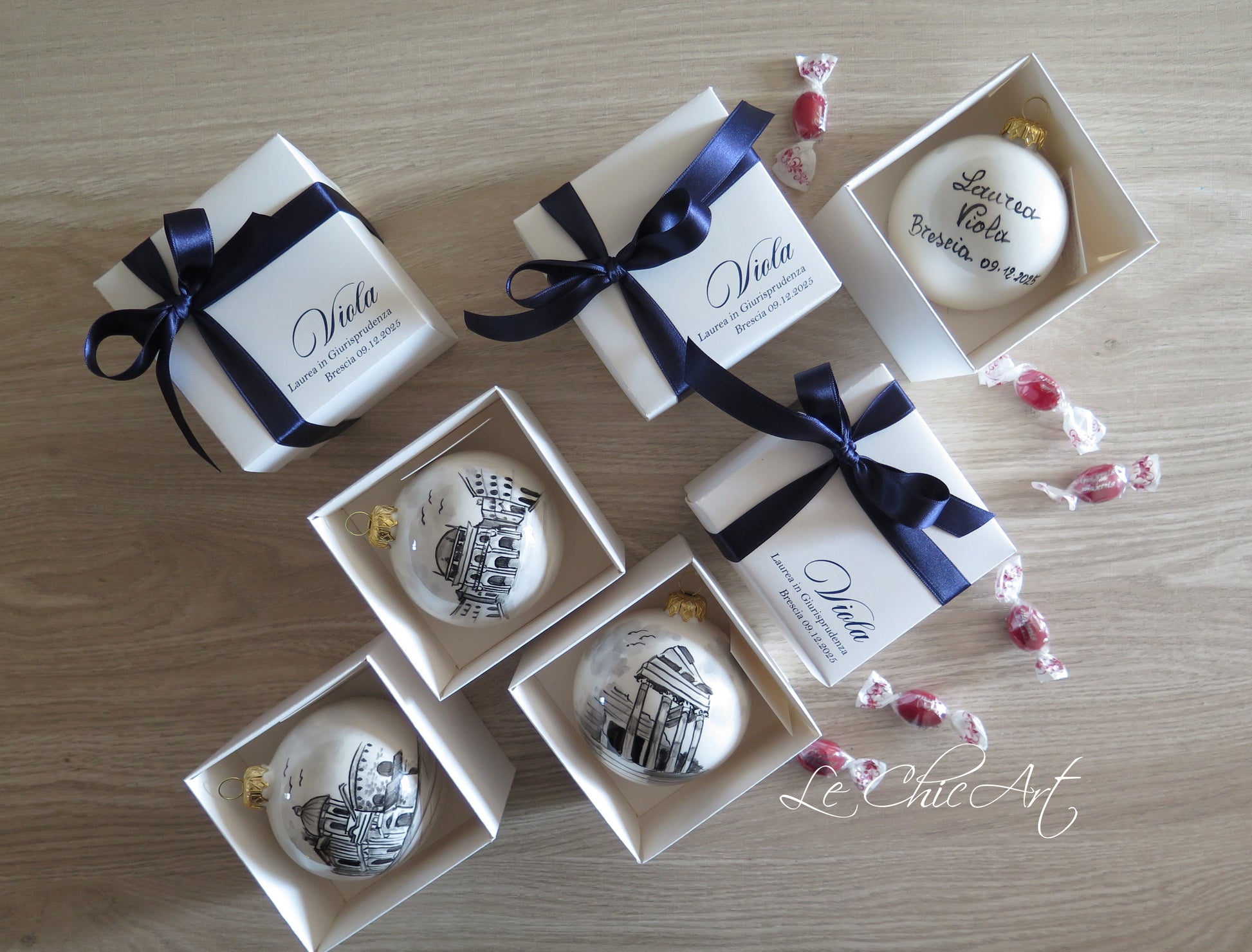 bomboniere laurea palla ceramica dipinta a mano monumenti Brescia Duomo Loggia Capitolium con scatola regalo nastro blu navy – Le ChicArt