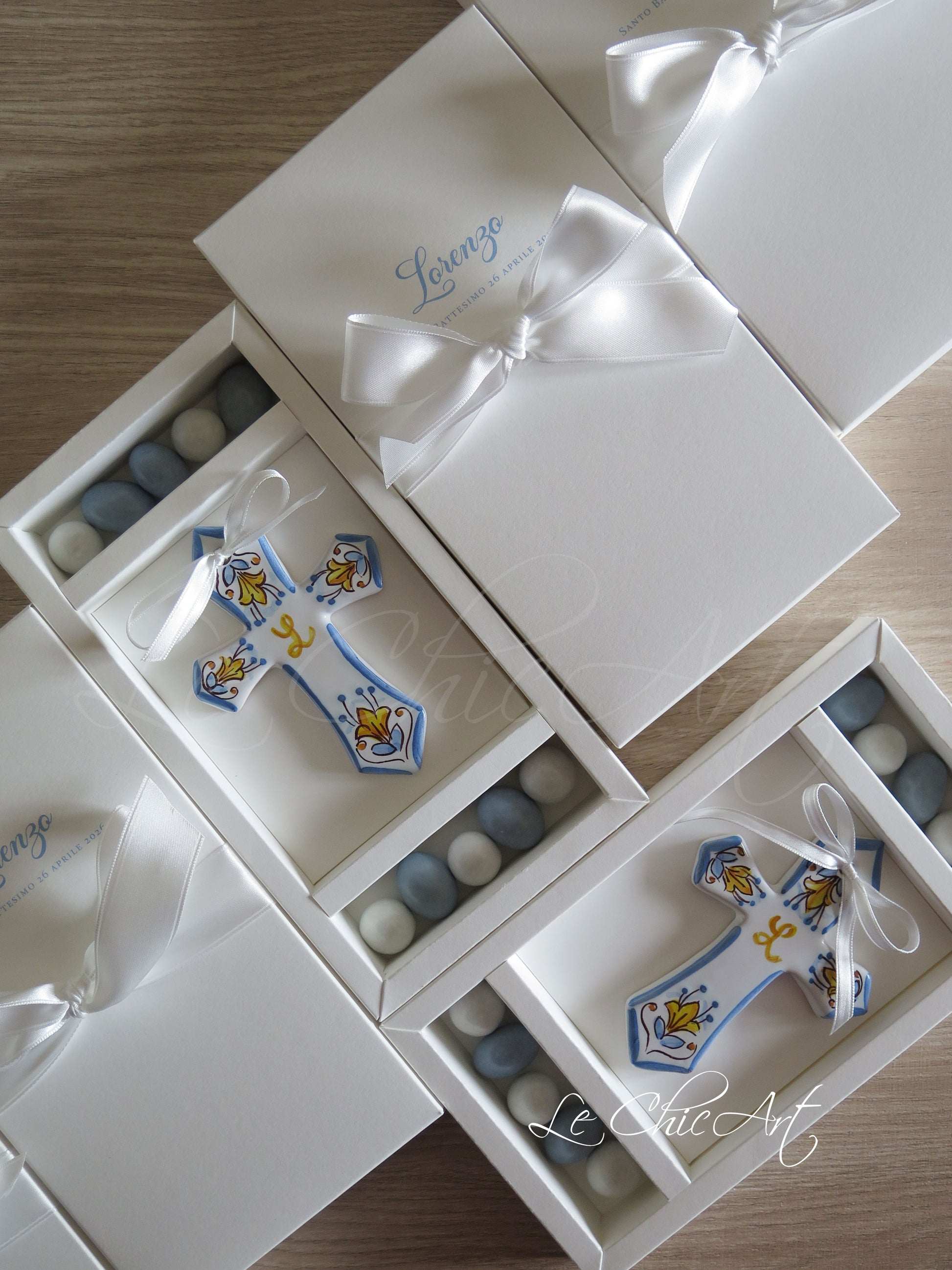 Bomboniera croce ceramica bianca stile maiolica con decori blu avio, gigli gialli ocra e iniziale personalizzata dipinta a mano, con scatola total white personalizzata nome e data battesimo – Le ChicArt
