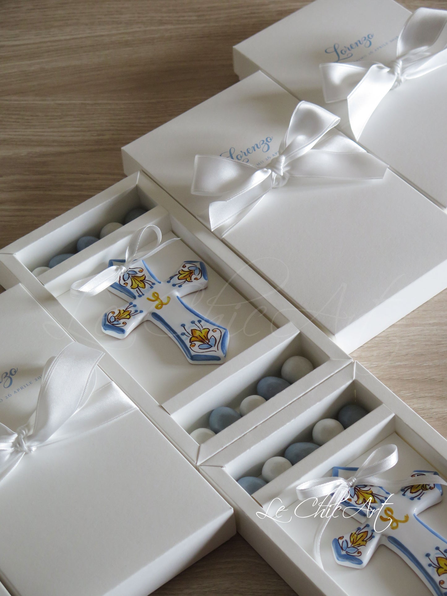 Bomboniera croce ceramica bianca stile maiolica con decori blu avio, gigli gialli ocra e iniziale personalizzata dipinta a mano, con scatola total white personalizzata nome e data battesimo – Le ChicArt
