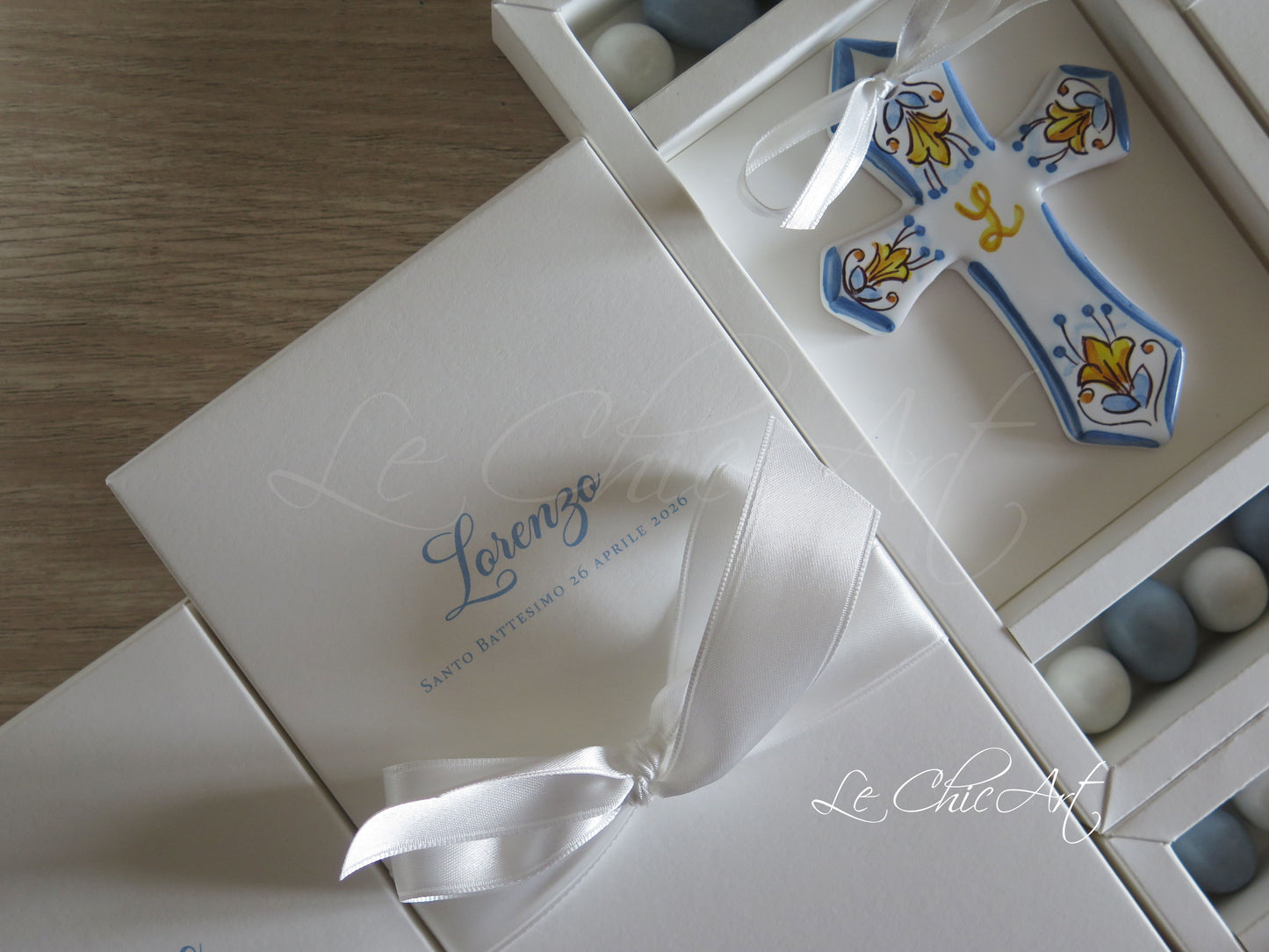 Bomboniera croce ceramica bianca stile maiolica con decori blu avio, gigli gialli ocra e iniziale personalizzata dipinta a mano, con scatola total white personalizzata nome e data battesimo – Le ChicArt
