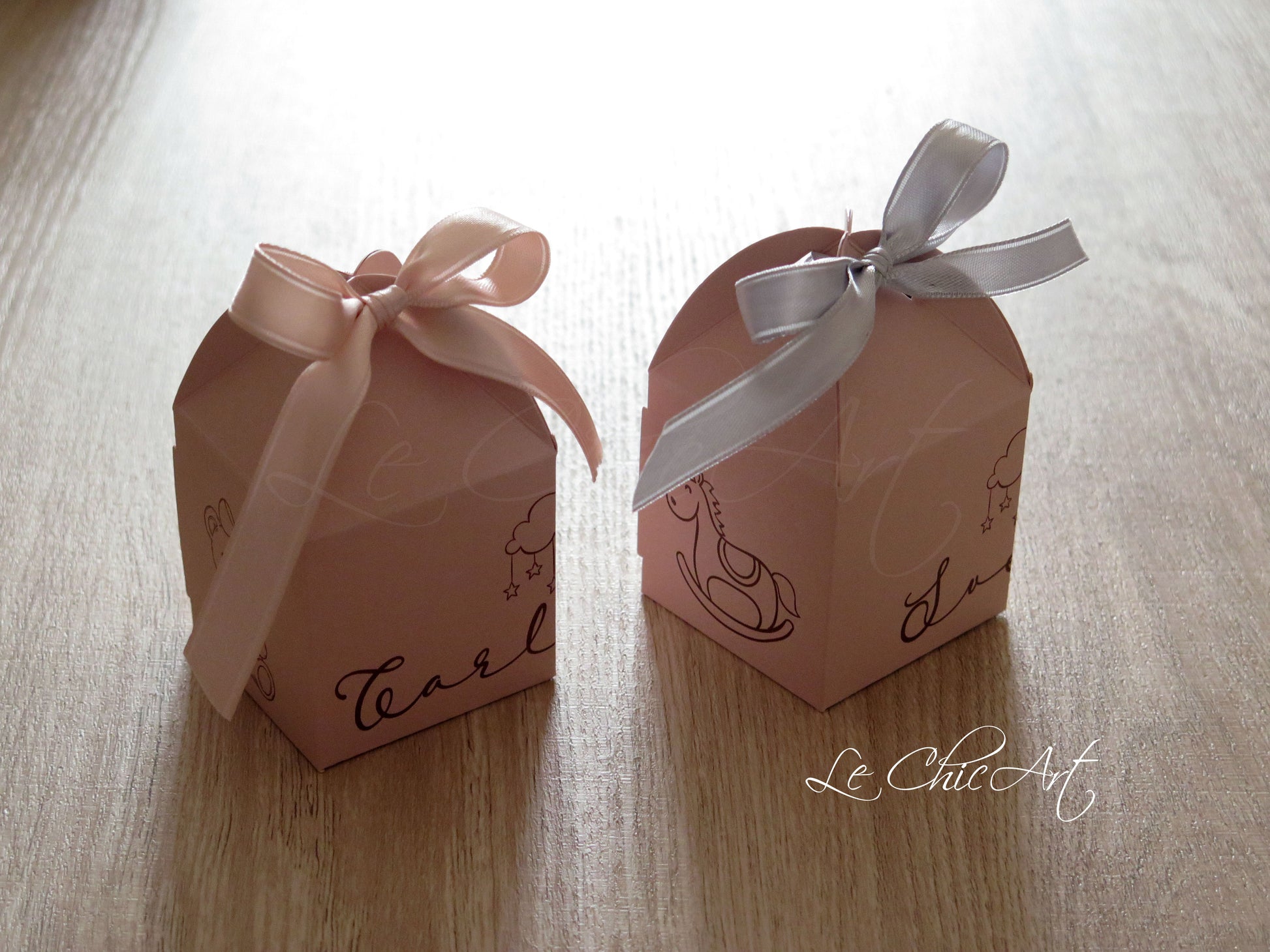 Dettaglio Porta Confetti Lanterna Bimba - Scatolina Personalizzabile Rosa Cipria con Orsetto e Cavalluccio - Bomboniere Femminili Made in Italy
