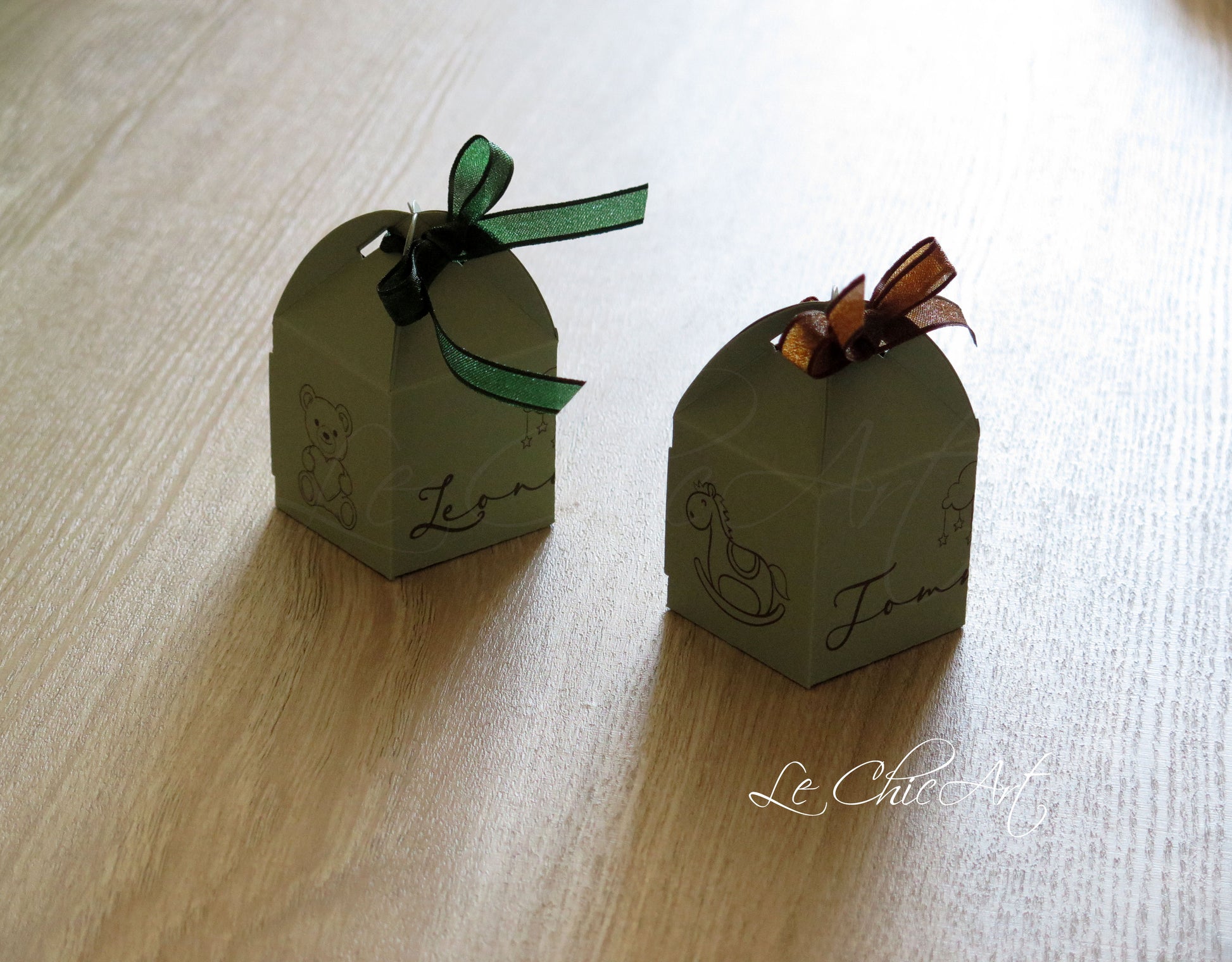 Set Completo Porta Confetti Lanterna Verde Salvia - Bomboniere Nascita Personalizzate con Nome Bambino - Design Premium Orsetto e Cavalluccio nastro cioccolato o verde bosco

