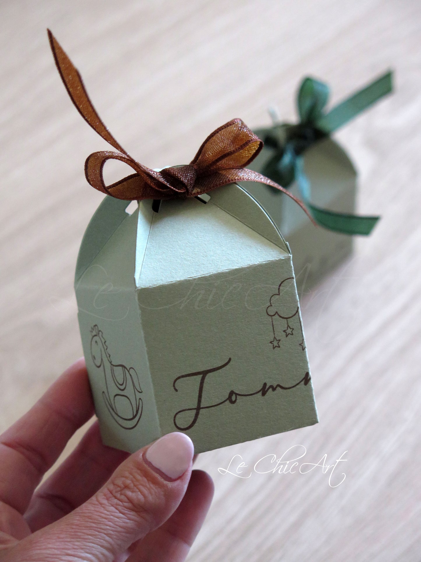 Porta Confetti Nascita Verde Salvia - Lanterna Elegante con Orsetto e Cavalluccio a Dondolo - Bomboniere Luxury Personalizzate Ninna Nanna
