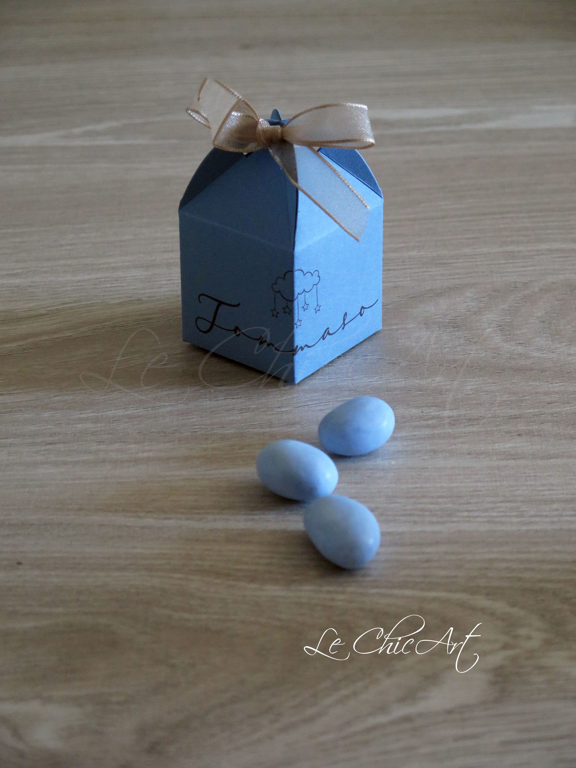 Dettaglio Porta Confetti Lanterna Nascita - Scatolina Personalizzabile Carta da Zucchero con Orsetto e Cavalluccio - Bomboniere Artigianali Made in Italy
