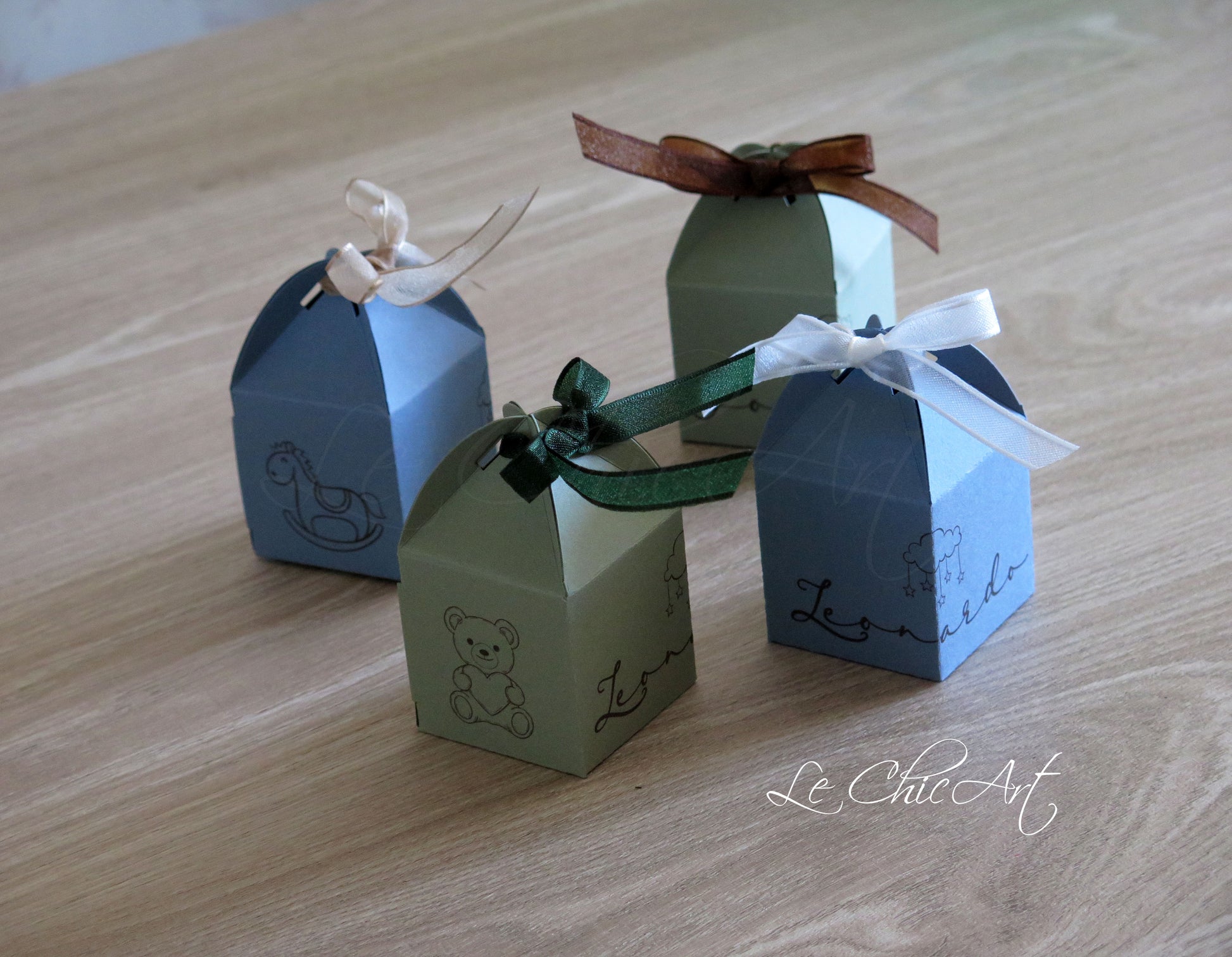 Porta Confetti Lanterna Nascita Bimbo - Design Elegante Carta da Zucchero e Verde Salvia con Decorazioni Orsetto - Bomboniere Personalizzate Premium

