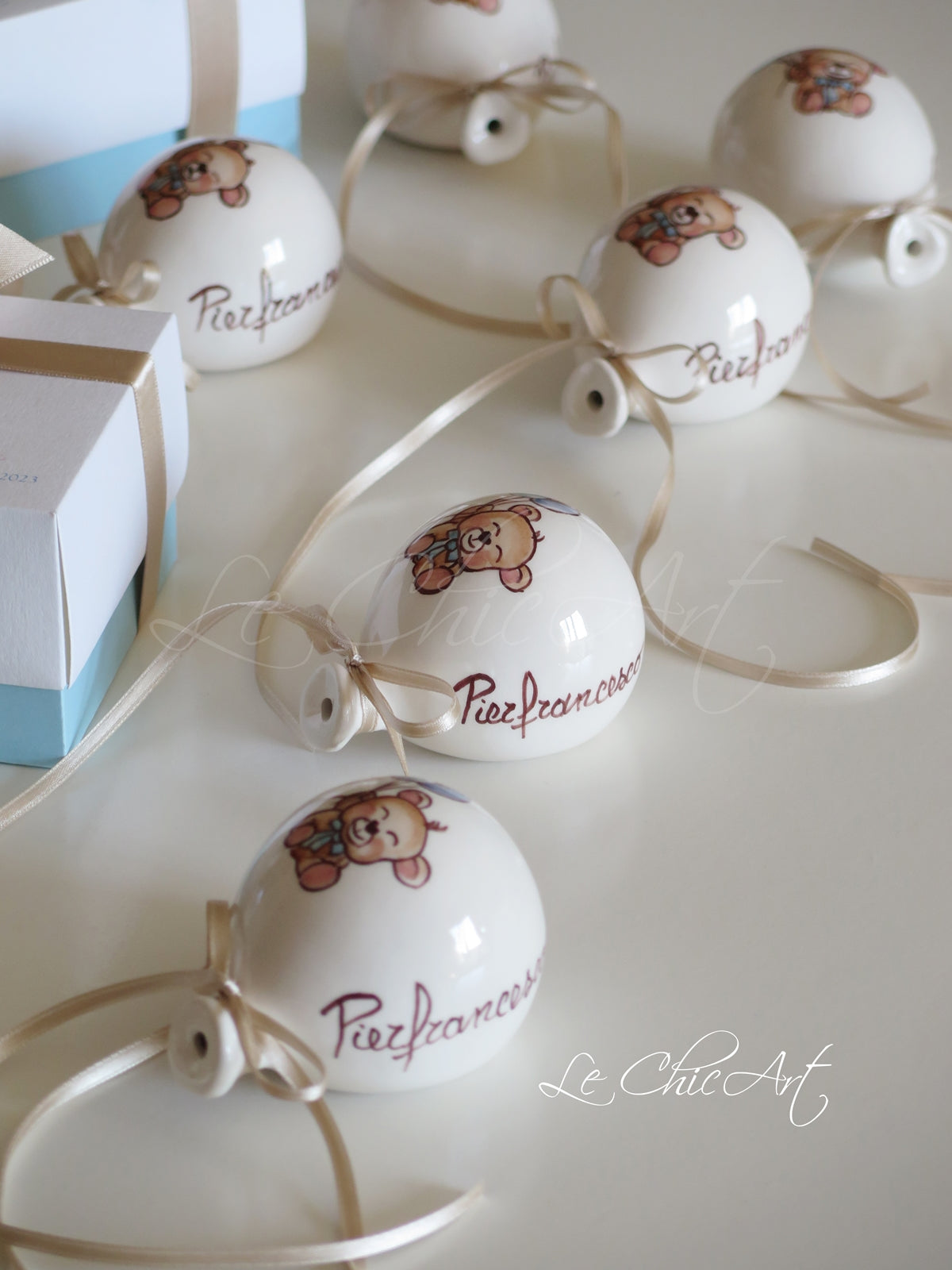 Bomboniera battesimo ceramica palloncino con orsetto e nome personalizzato, colori pastello delicati, bomboniera elegante per cerimonia battesimo o nascita