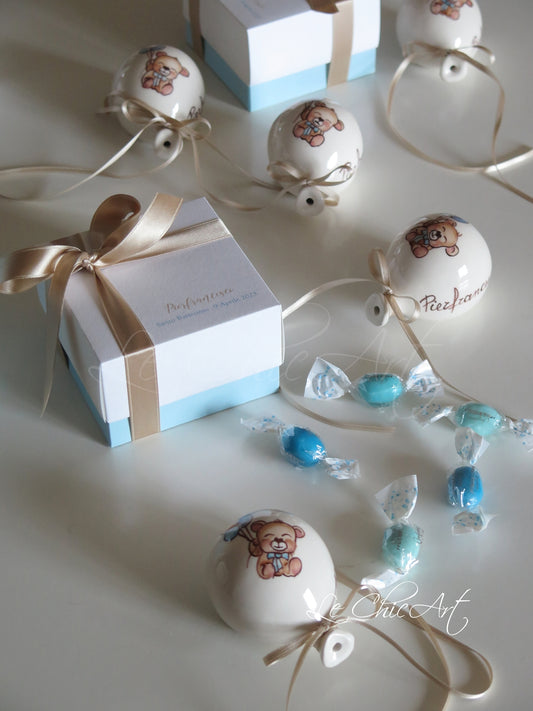 Bomboniera battesimo palloncino ceramica dipinta a mano con orsetto in volo e palloncini pastello, dimensioni 7x8x6,5cm, personalizzabile con nome laterale, bomboniera premium Made in Italy