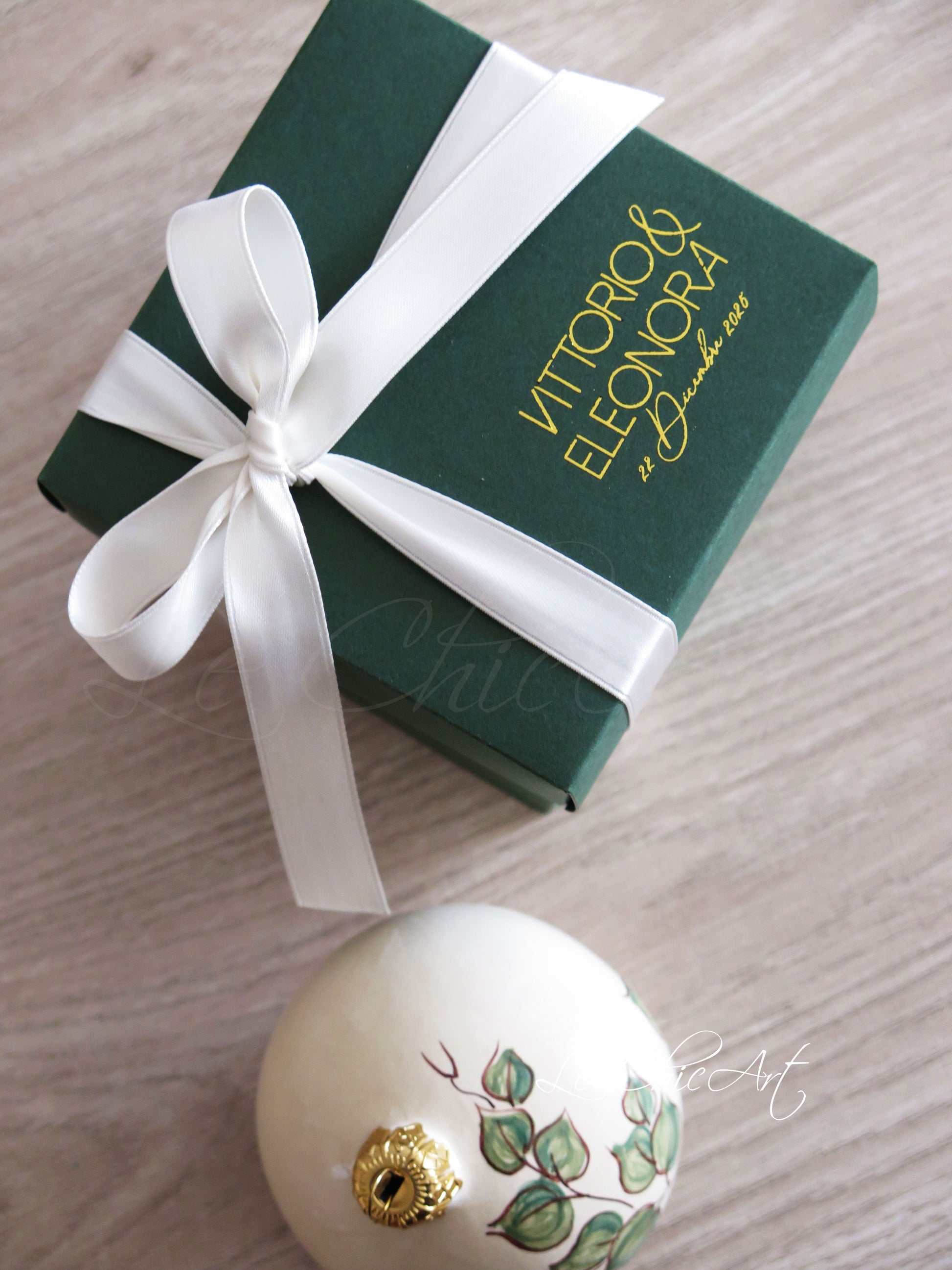 palla ceramica fondo sabbia decoro eucalipto bomboniera matrimonio scatola verde bosco personalizzata nomi data oro lucido made in Italy