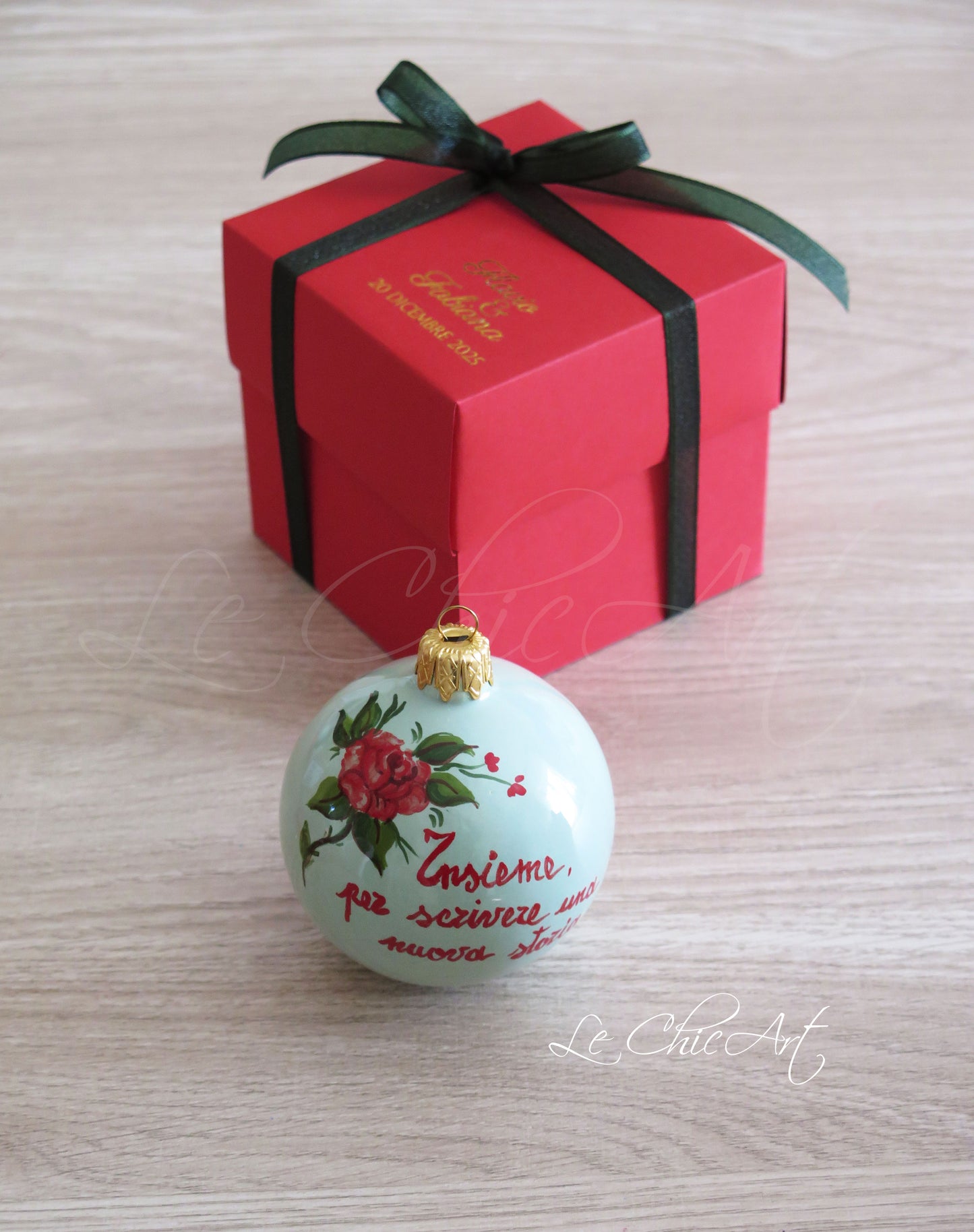 Dettaglio rosa rossa dipinta a mano palla ceramica bomboniera matrimonio frase romantica insieme nuova storia artigianato italiano premium