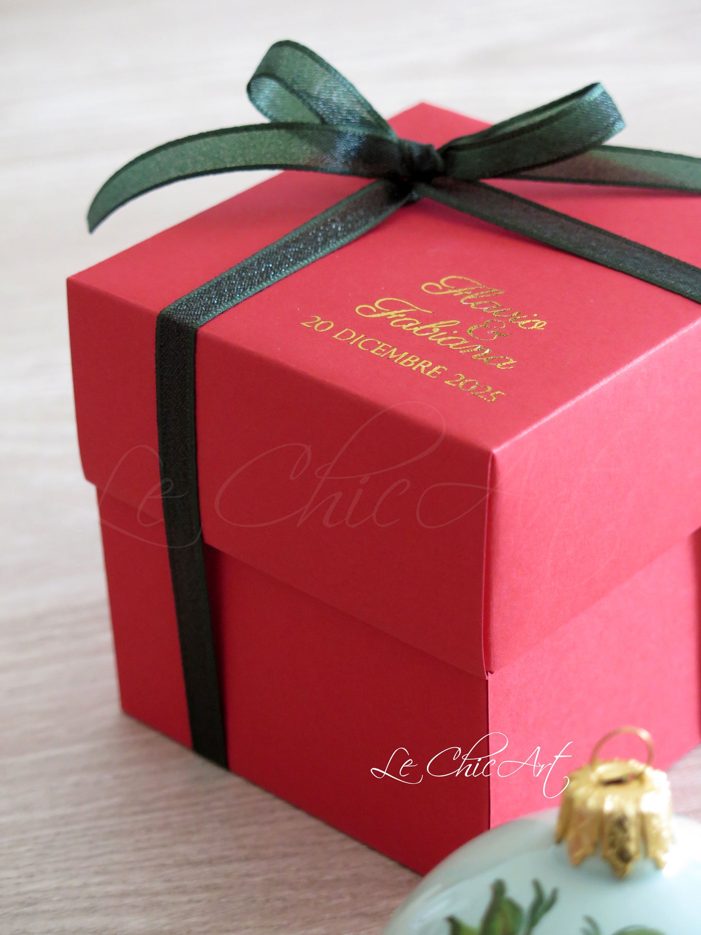 Scatola rossa sofisticata bomboniera matrimonio nomi data oro lucido nastro velo luminoso verde bosco brillantinato palla rosa rossa luxury
