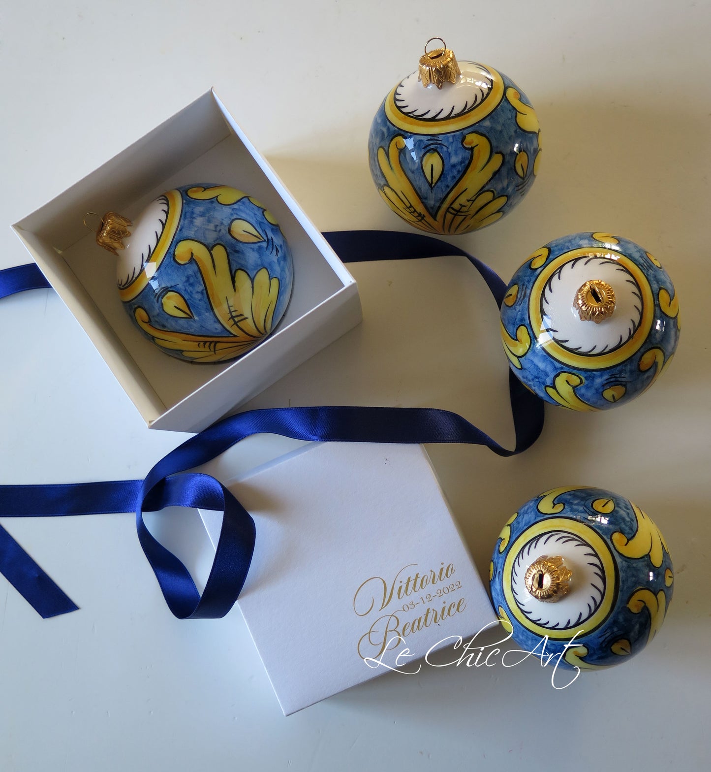 Set bomboniere palla ceramica maiolica blu e giallo oro in scatola artigianale personalizzata con nastro blu notte – bomboniera matrimonio battesimo Made in Italy – Le ChicArt