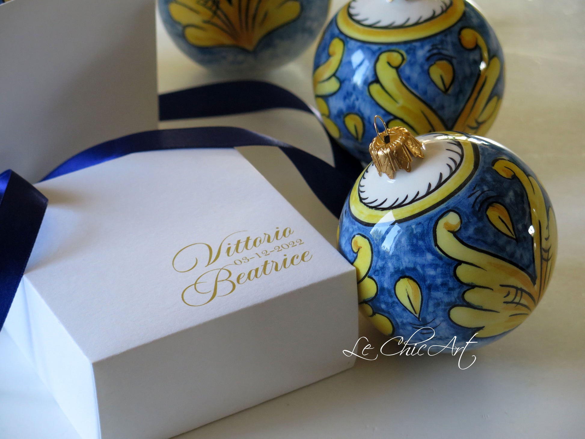 Palla ceramica maiolica barocco mediterraneo blu cobalto e giallo oro con scatola personalizzata nomi sposi e nastro blu – bomboniera matrimonio luxury – Le ChicArt