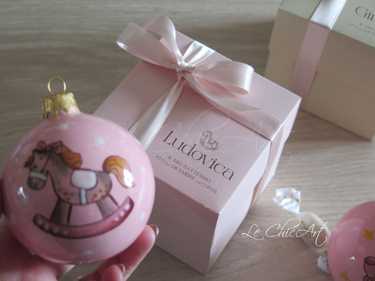 Bomboniera battesimo palla di Natale rosa cipria con cavalluccio a dondolo dipinto a mano, ceramica artigianale italiana diametro 8cm personalizzabile con nome