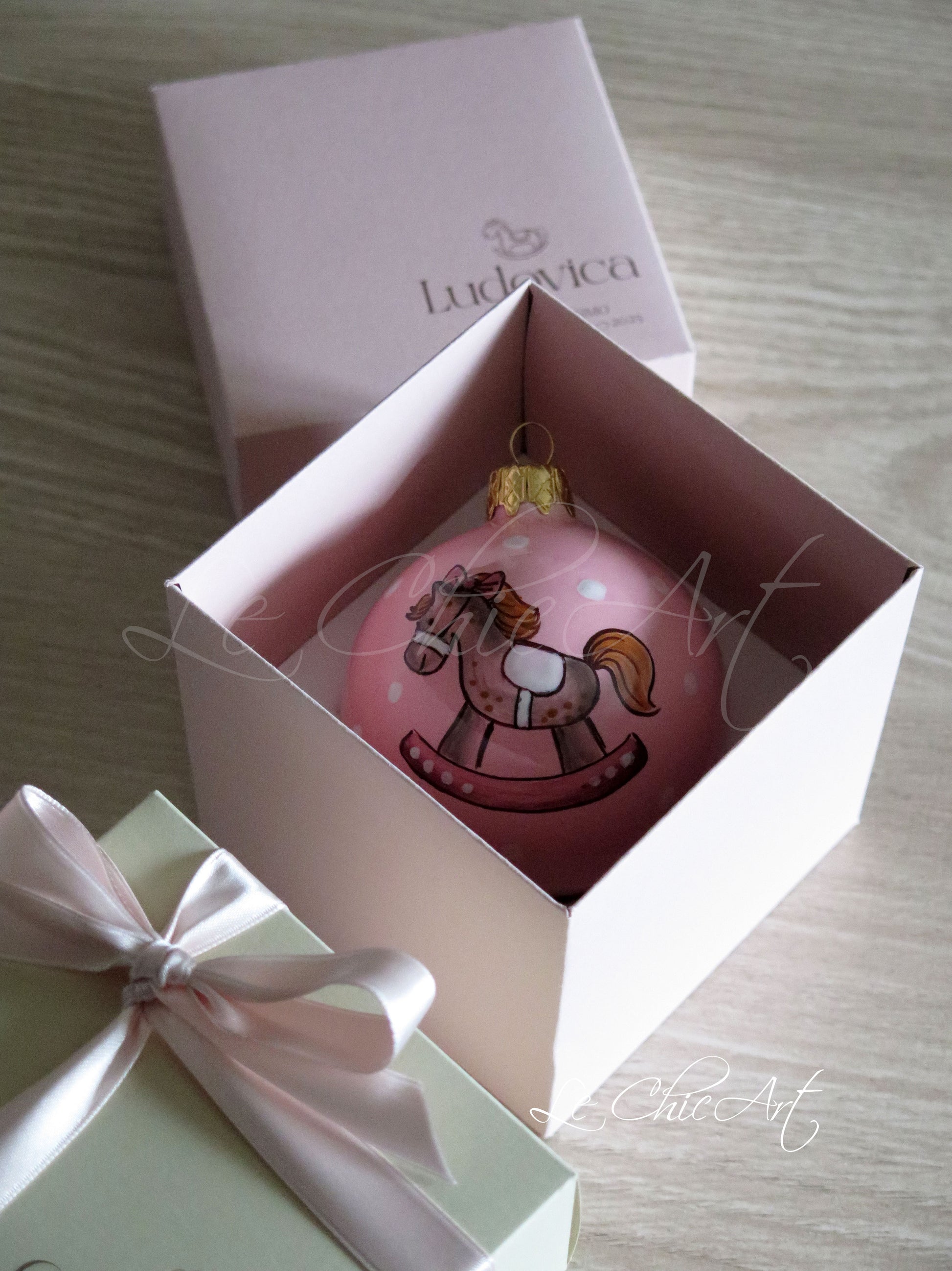 Confezione completa bomboniera battesimo con palla rosa cipria cavalluccio a dondolo, scatola beige elegante con grafica coordinata, confetti e nastro doppio raso italiano