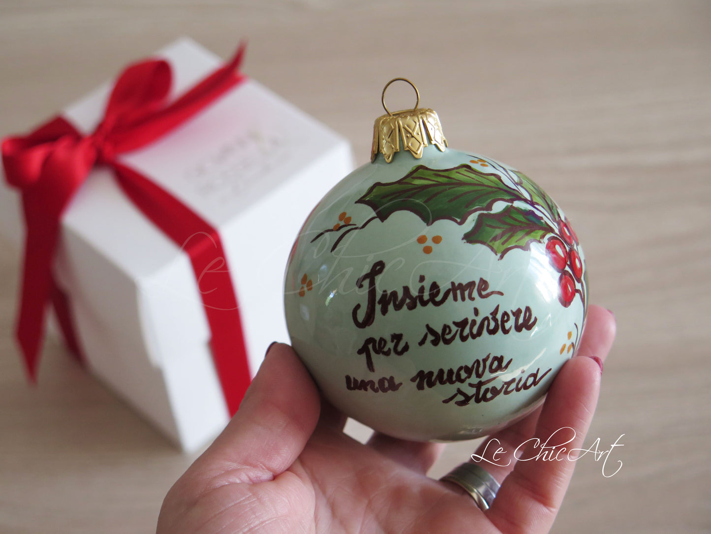 Bomboniera matrimonio natalizio palla ceramica salvia agrifoglio dipinto a mano frase insieme per scrivere nuova storia artigianato italiano luxury