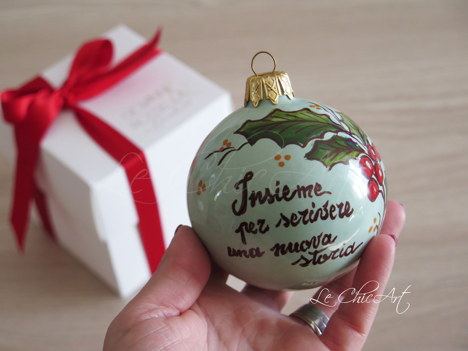Bomboniera matrimonio natalizio palla ceramica salvia agrifoglio dipinto a mano frase insieme per scrivere nuova storia artigianato italiano luxury