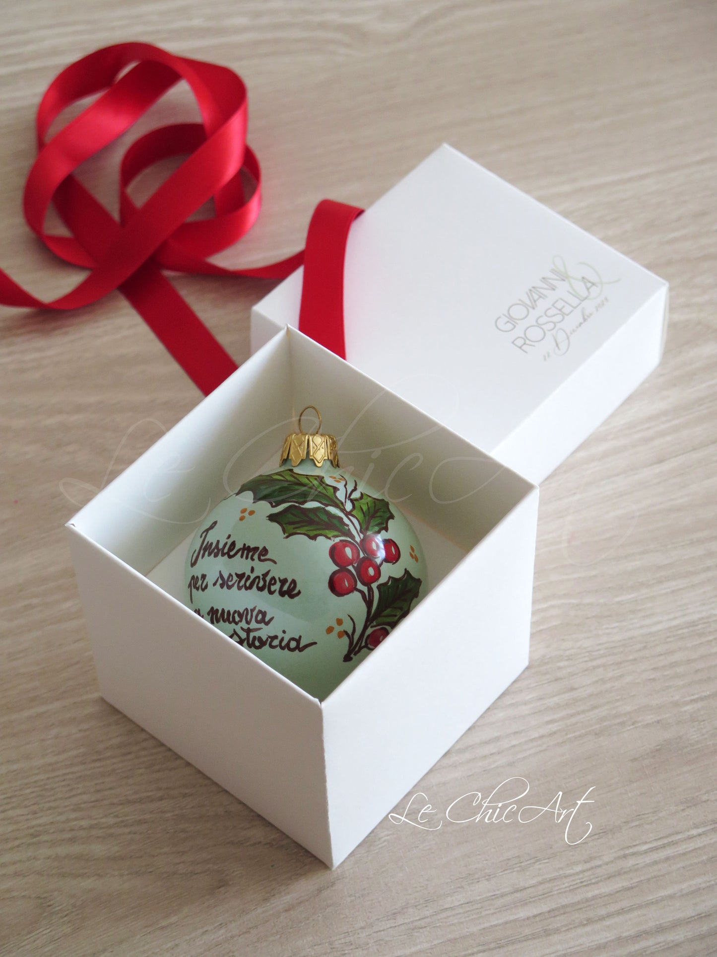 Dettaglio agrifoglio dipinto a mano palla ceramica salvia bomboniera matrimonio natalizio frase insieme per scrivere nuova storia premium