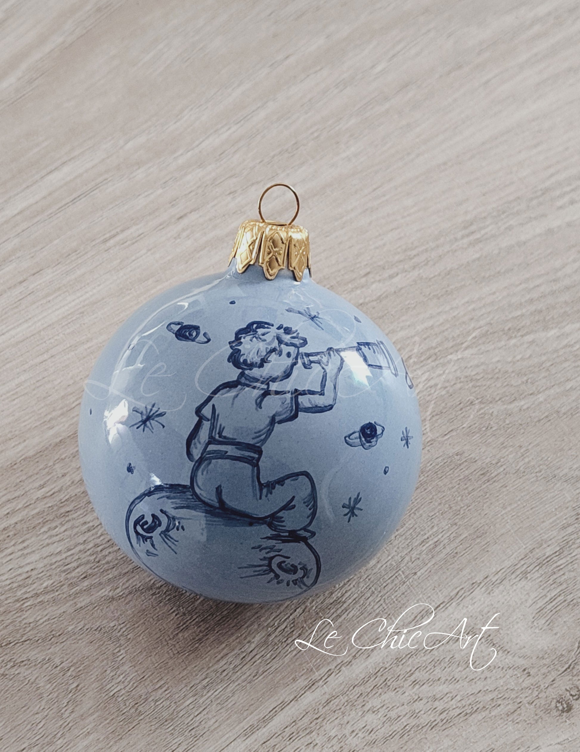 Palla natalizia Piccolo Principe azzurro polvere 8,5cm ceramica artigianale - Bomboniera premium dipinta a mano Le ChicArt Lab