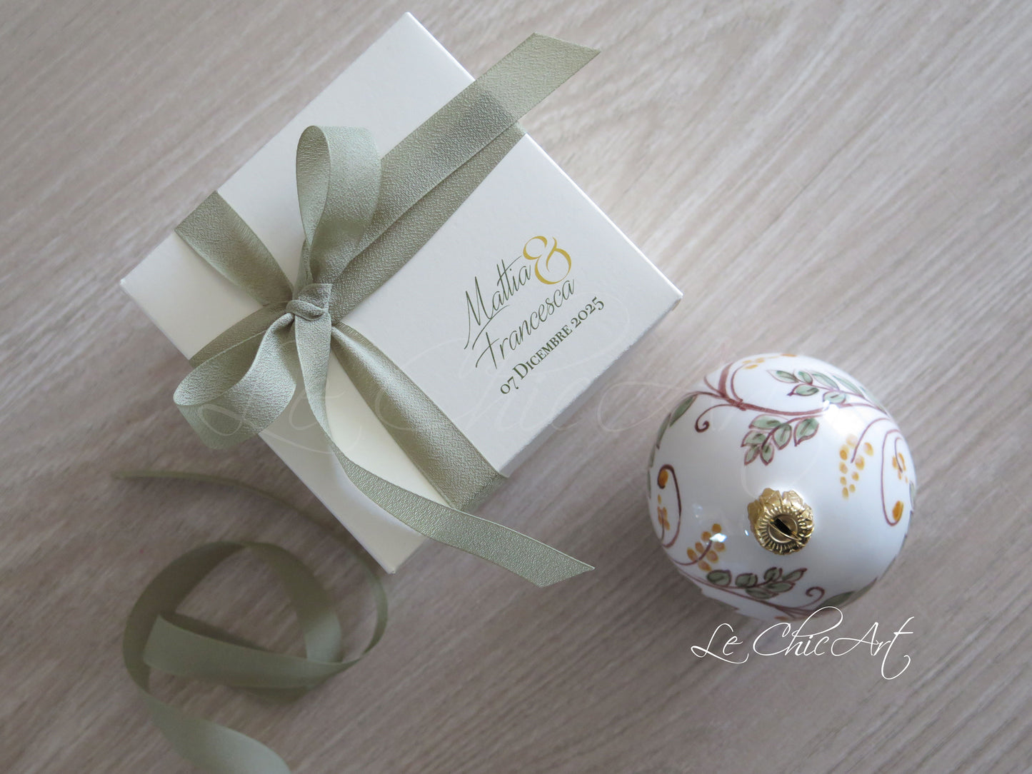 Bomboniera matrimonio romantica palla ceramica bianca fiori dipinti a mano chiffon verde salvia regalo speciale confezione luxury