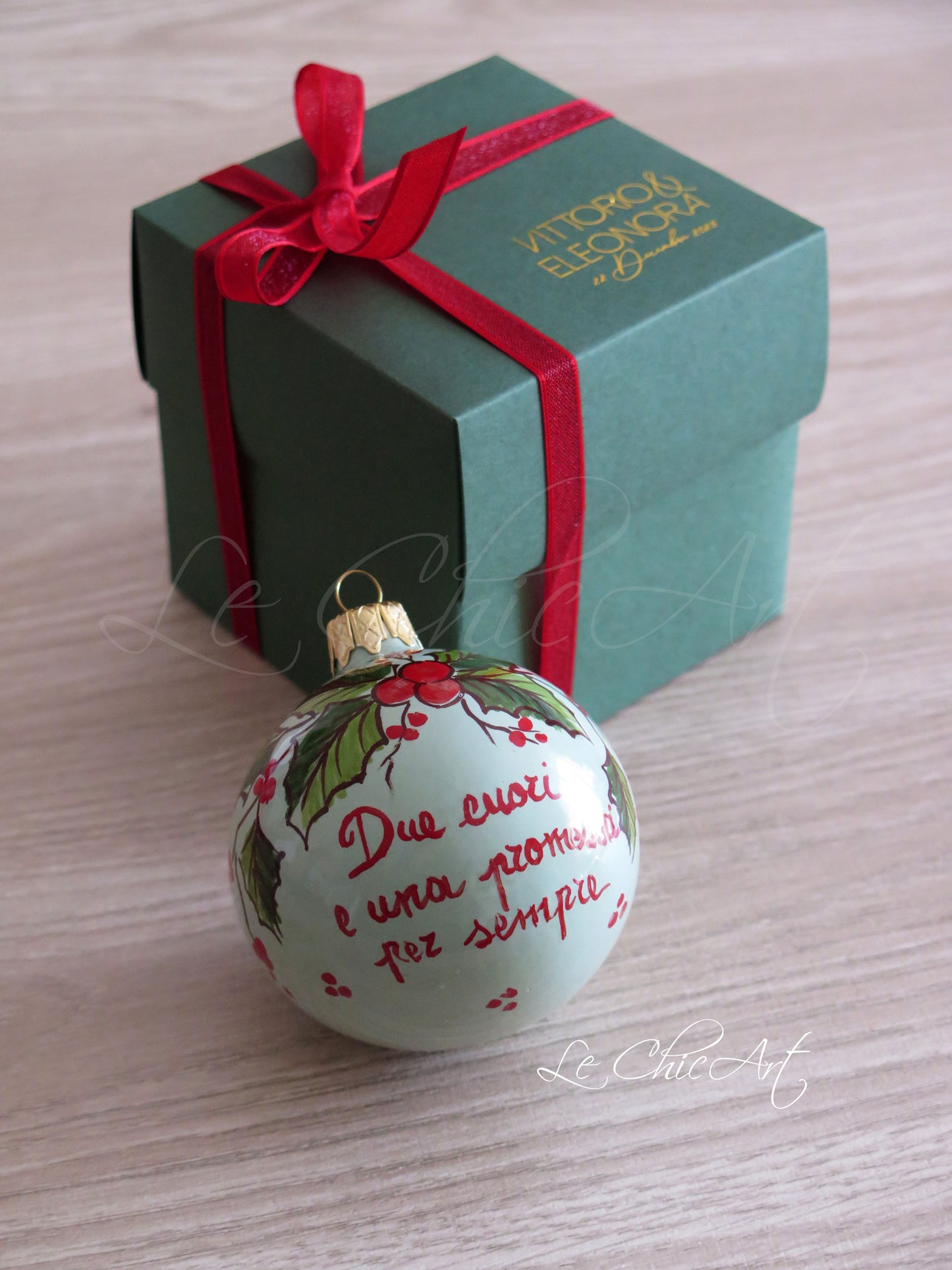 Palla ceramica fondo salvia agrifoglio bomboniera matrimonio frase rossa due cuori promessa per sempre scatola verde bosco oro nastro velo rosso