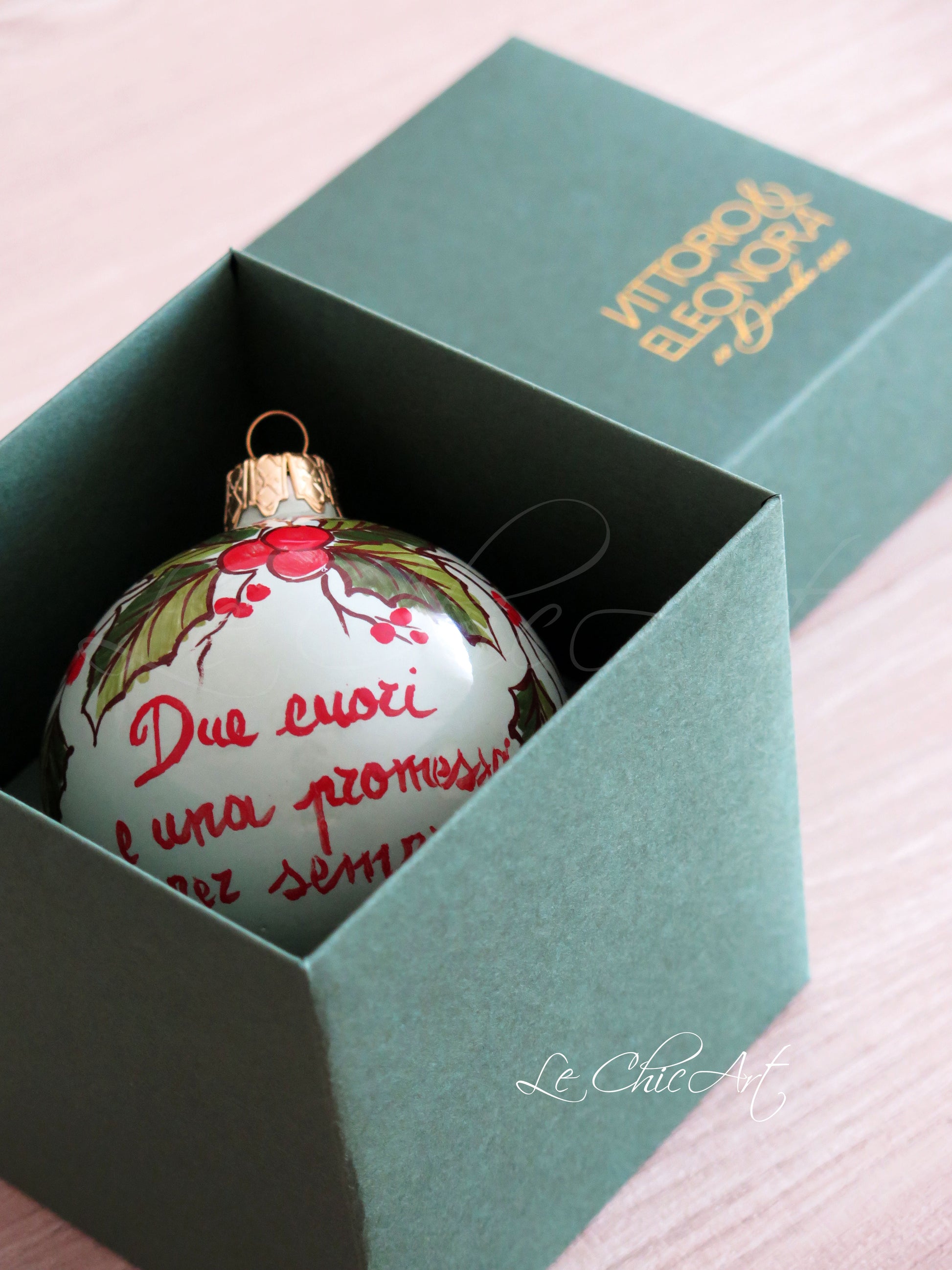 Dettaglio agrifoglio dipinto a mano palla ceramica salvia frase rossa due cuori promessa bomboniera matrimonio luxury non convenzionale