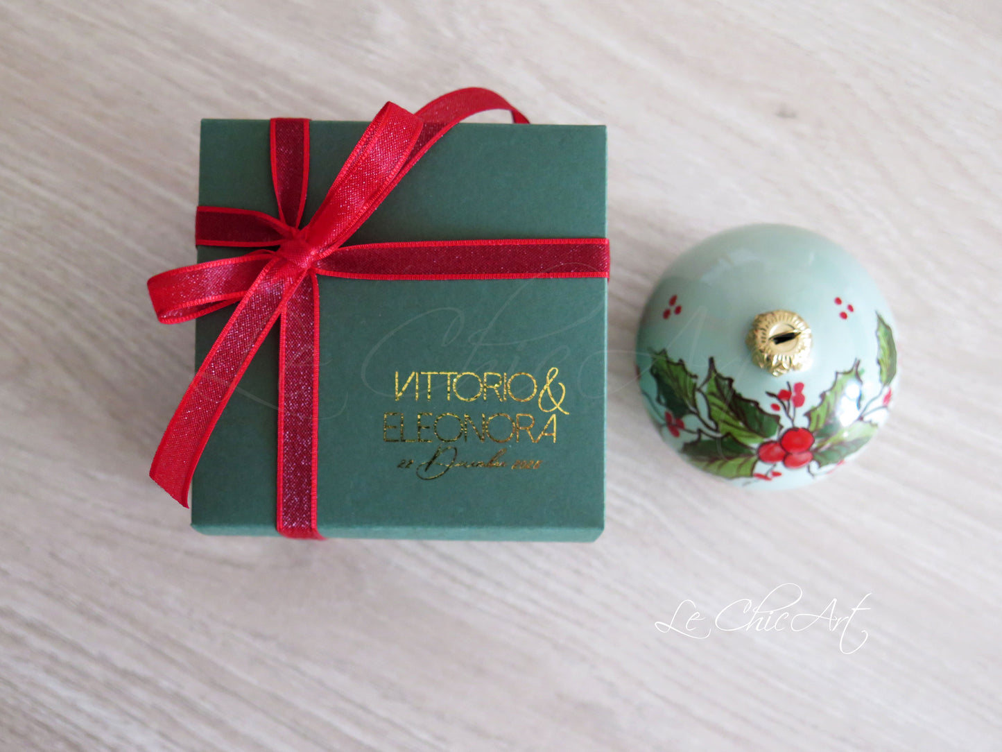 Bomboniera promessa matrimonio luxury palla ceramica salvia agrifoglio frase rossa due cuori promessa scatola verde bosco oro lucido