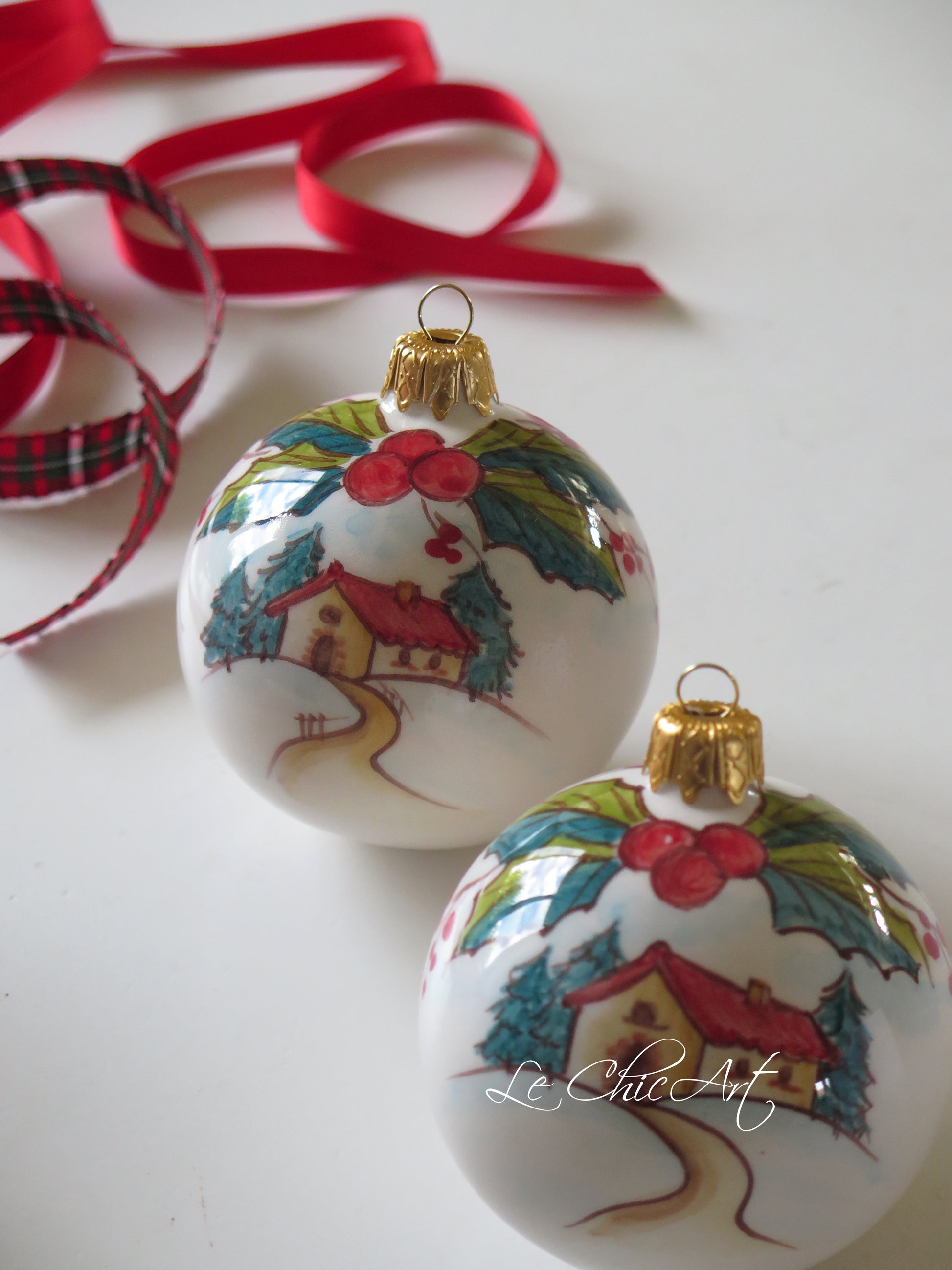 Due palle ceramica dipinte a mano con paesaggio innevato casetta rossa agrifogli e bacche rosse – bomboniera natale luxury Made in Italy – Le ChicArt