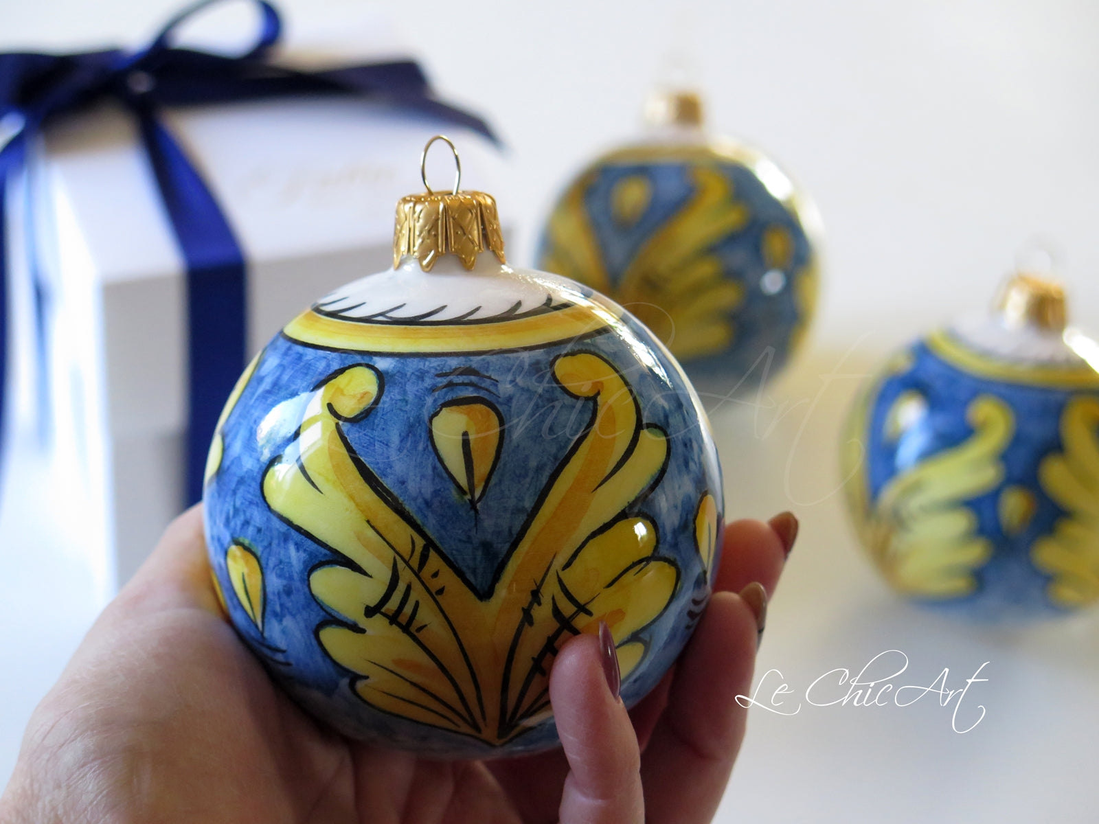 Dettaglio palla ceramica maiolica 8cm dipinta a mano con foglie acanto giallo oro su fondo blu cobalto – bomboniera personalizzata matrimonio battesimo comunione – Le ChicArt