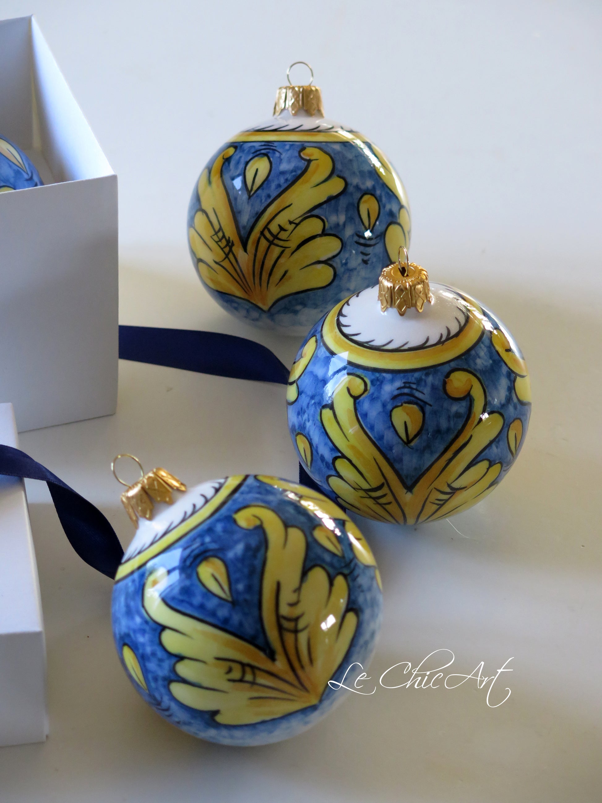 palle ceramica maiolica dipinte a mano stile barocco mediterraneo blu cobalto con volute giallo oro e tappo dorato – bomboniera luxury cerimonie – Le ChicArt