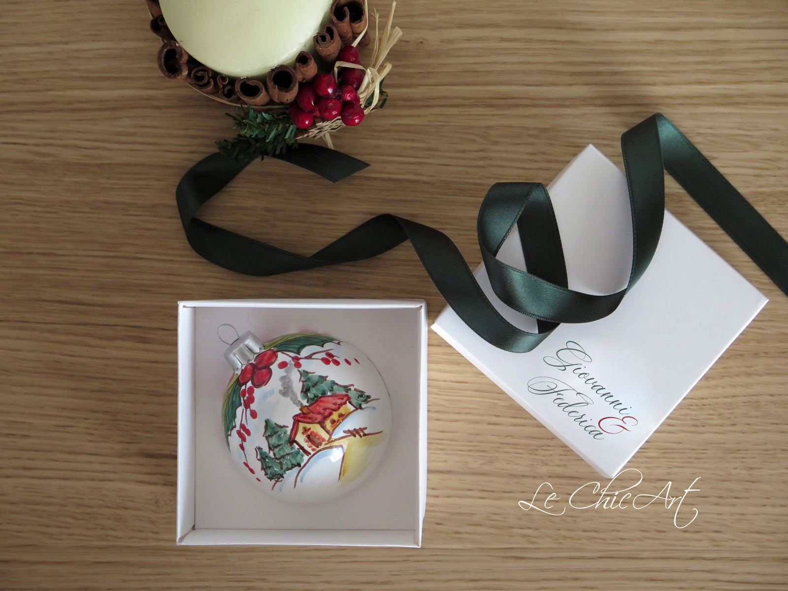 Palla ceramica paesaggio innevato con agrifogli in scatola artigianale personalizzata con nomi degli sposi e nastro verde – bomboniera matrimonio natalizio – Le ChicArt