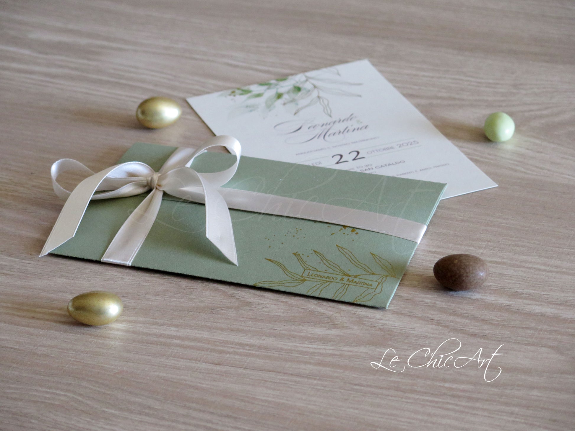 Partecipazione matrimonio ulivo oro lucido formato 12x18cm con busta verde salvia artigianale, stampa botanica premium Made in Italy