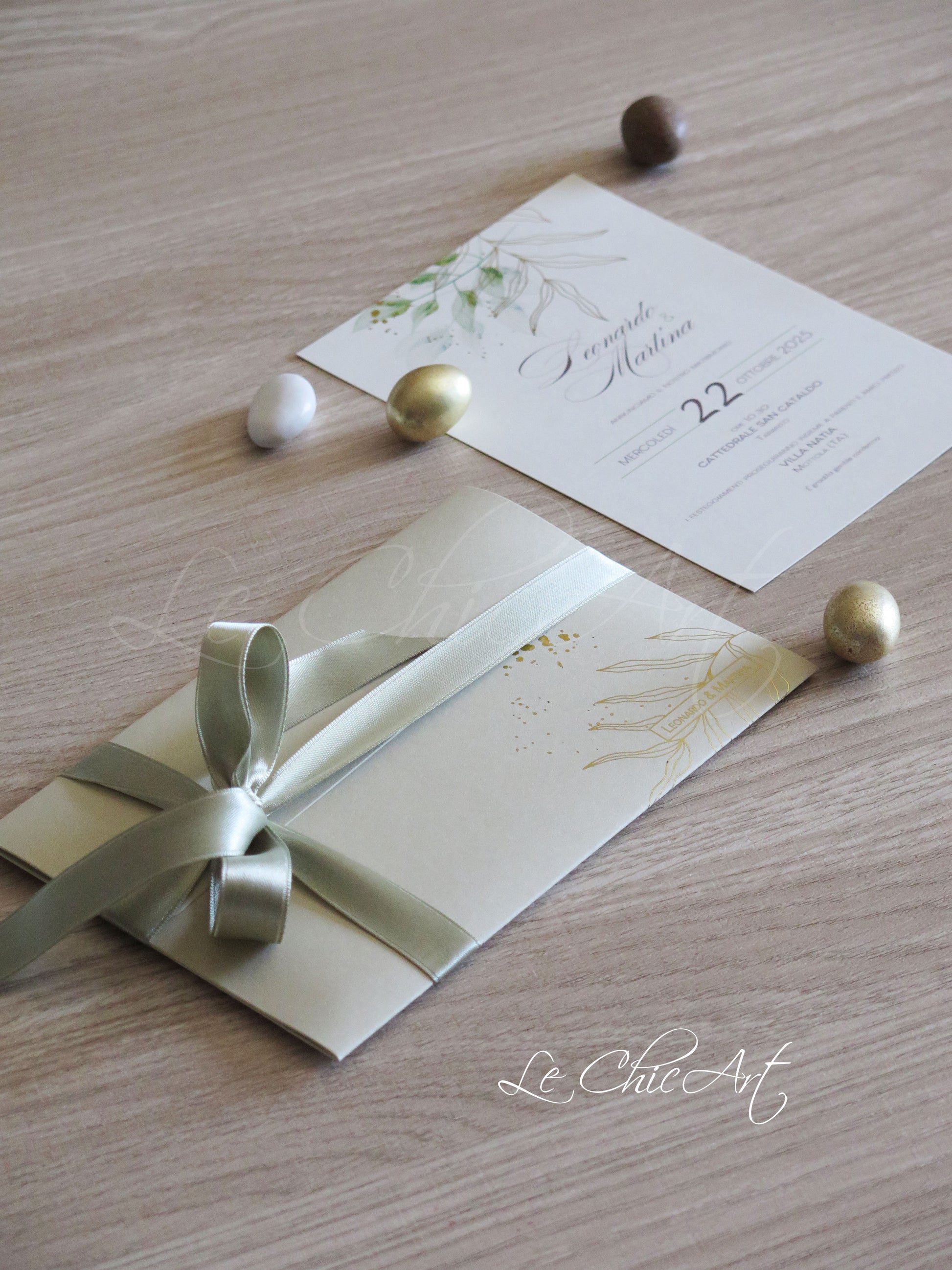 Partecipazione matrimonio grafica ulivo oro lucido con busta beige e salvia coordinata, design elegante per matrimonio botanico luxury