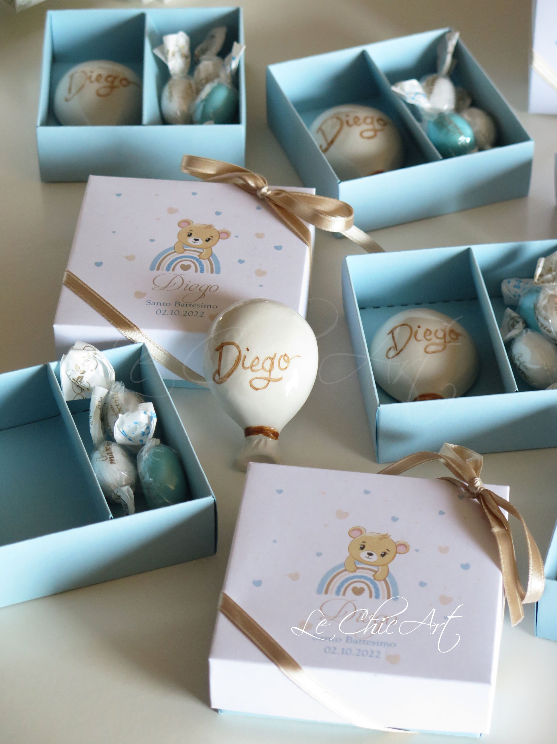Set bomboniere battesimo palloncino calamita ceramica beige 7x2cm con nome personalizzato, design elegante per ricordi e regali unici