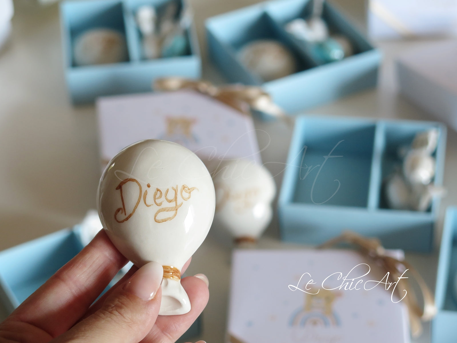 Set bomboniere battesimo palloncino calamita ceramica beige 7x2cm con nome personalizzato, confetti a scatola