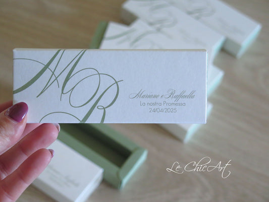 Dettaglio scatole porta confetti verde salvia con iniziali grandi personalizzate