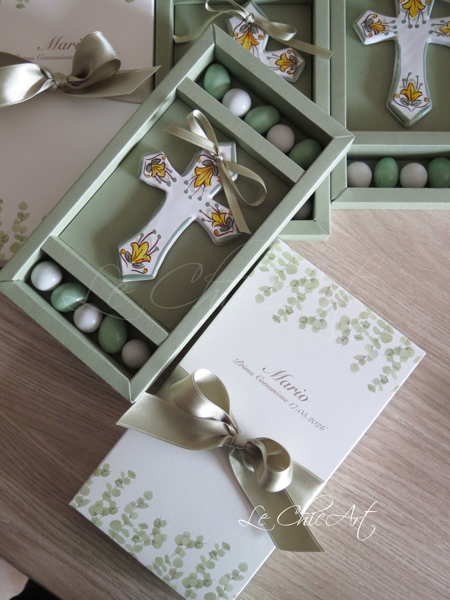 Set of 10 hand-painted ceramic cross favors, for Communion and Confirmation, made in Italy.